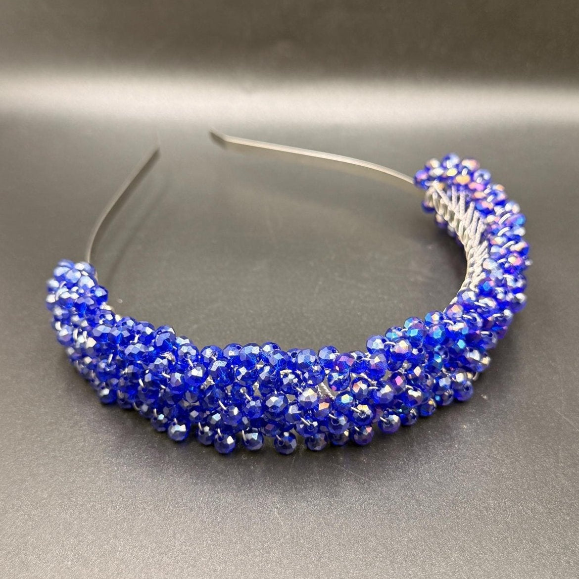 Handgefertigte Brautkrone in Royalblau – luxuriöses Hochzeitsdiadem mit schimmernden Kristallen in Irisierendem Blau - AVYRAA BRIDAL