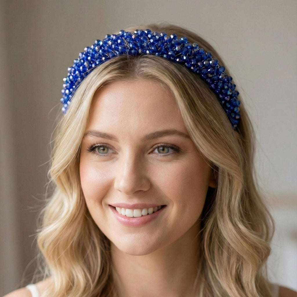 Handgefertigte Brautkrone in Royalblau – luxuriöses Hochzeitsdiadem mit schimmernden Kristallen in Irisierendem Blau - AVYRAA BRIDAL