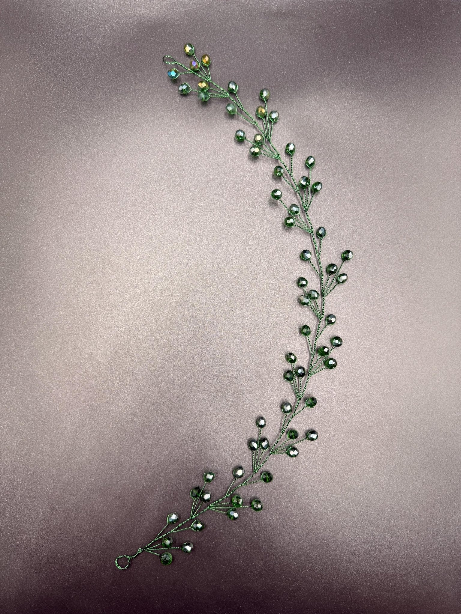 Handgefertigte grüne Kristall Haarrebe – Braut Haarschmuck mit grünen Kristallen, flexibel, romantisch, natürlicher Hochzeitsaccessoire - AVYRAA BRIDAL
