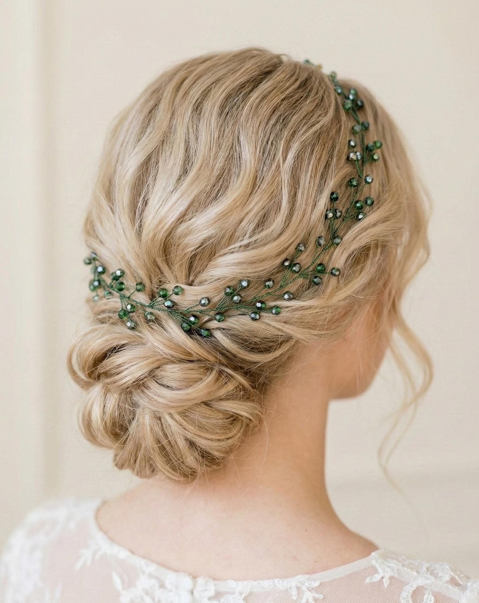 Handgefertigte grüne Kristall Haarrebe – Braut Haarschmuck mit grünen Kristallen, flexibel, romantisch, natürlicher Hochzeitsaccessoire - AVYRAA BRIDAL
