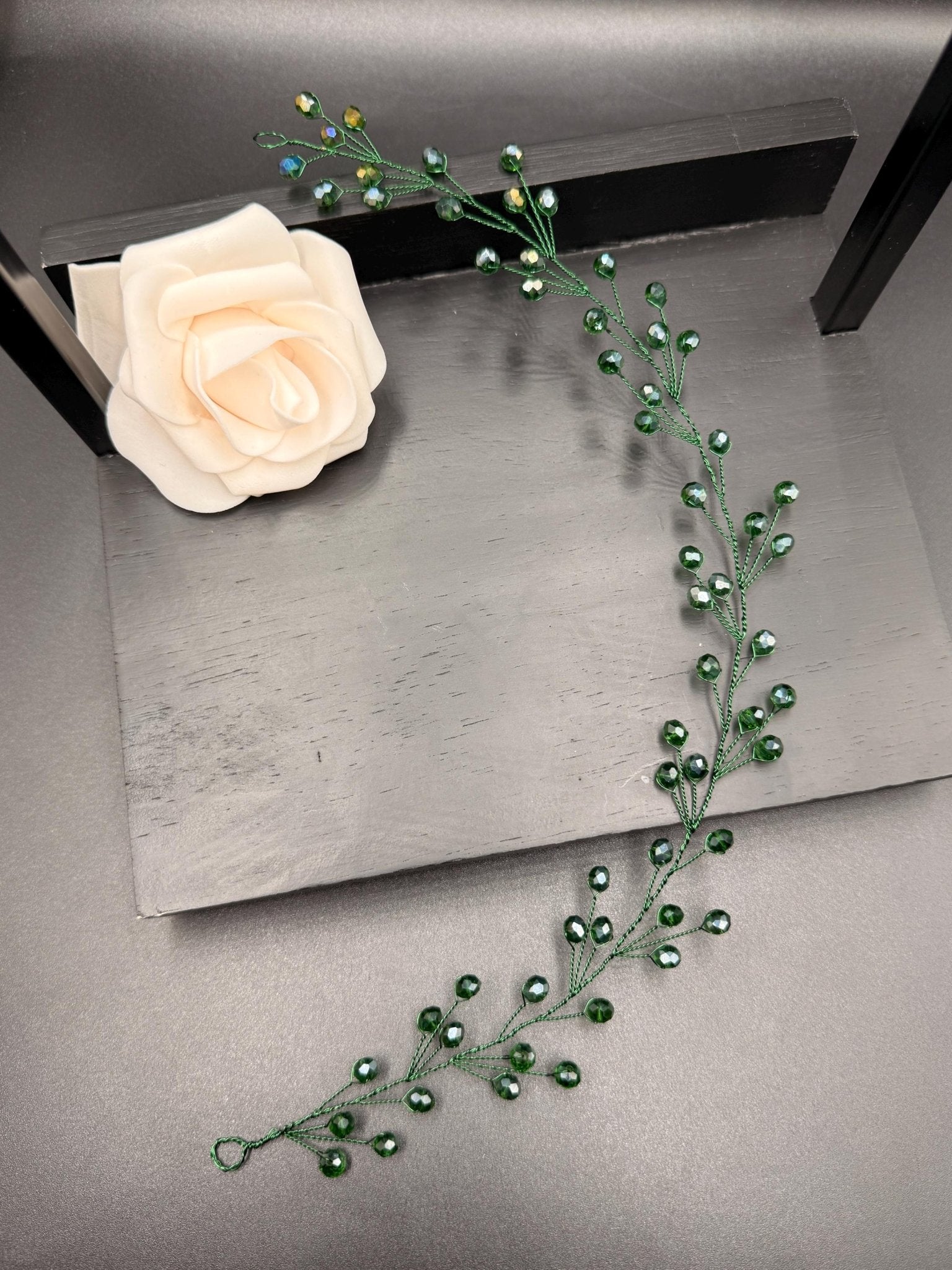 Handgefertigte grüne Kristall Haarrebe – Braut Haarschmuck mit grünen Kristallen, flexibel, romantisch, natürlicher Hochzeitsaccessoire - AVYRAA BRIDAL