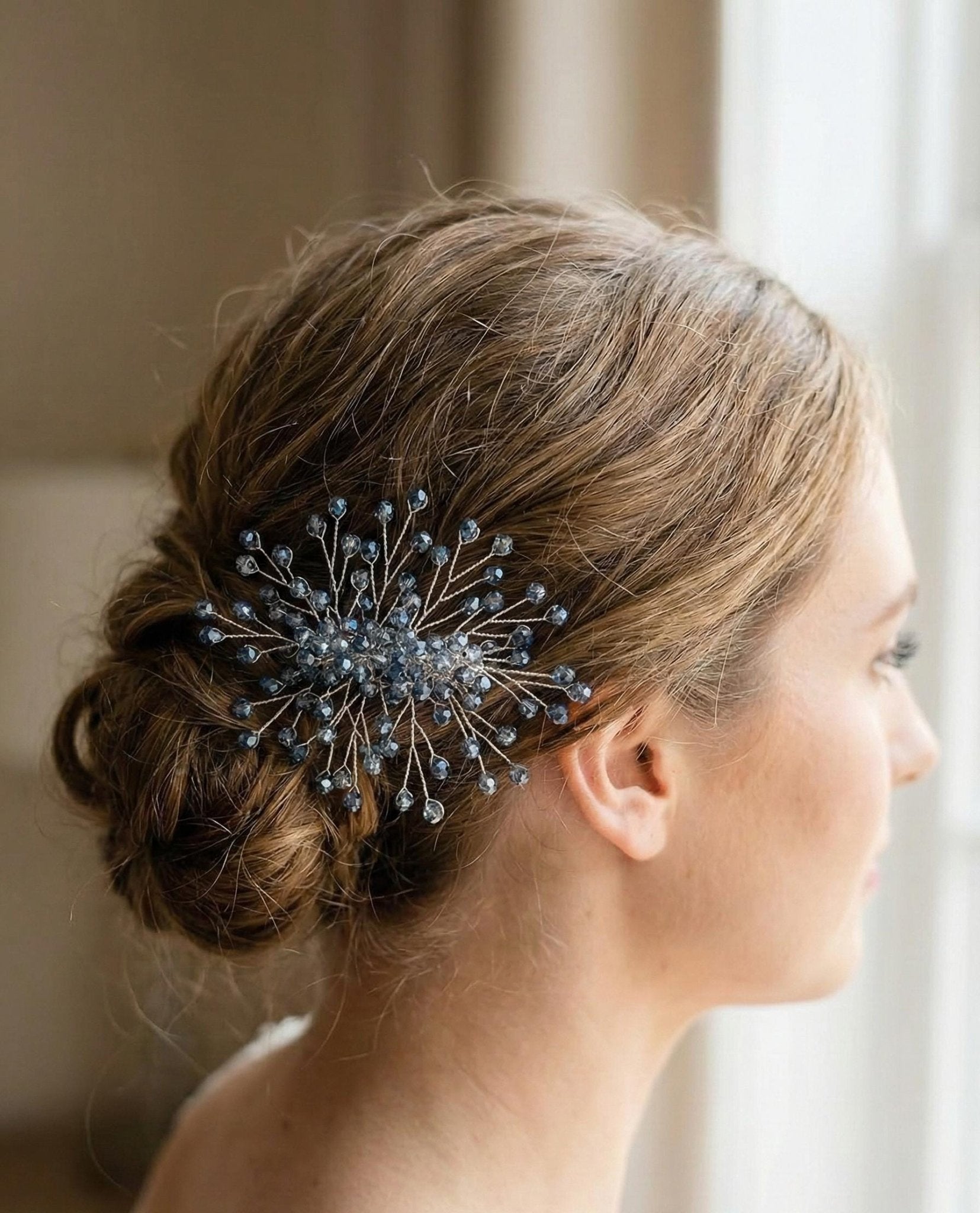 Handgefertigter Braut Haarkamm aus Kristall mit filigranem Design - AVYRAA BRIDAL