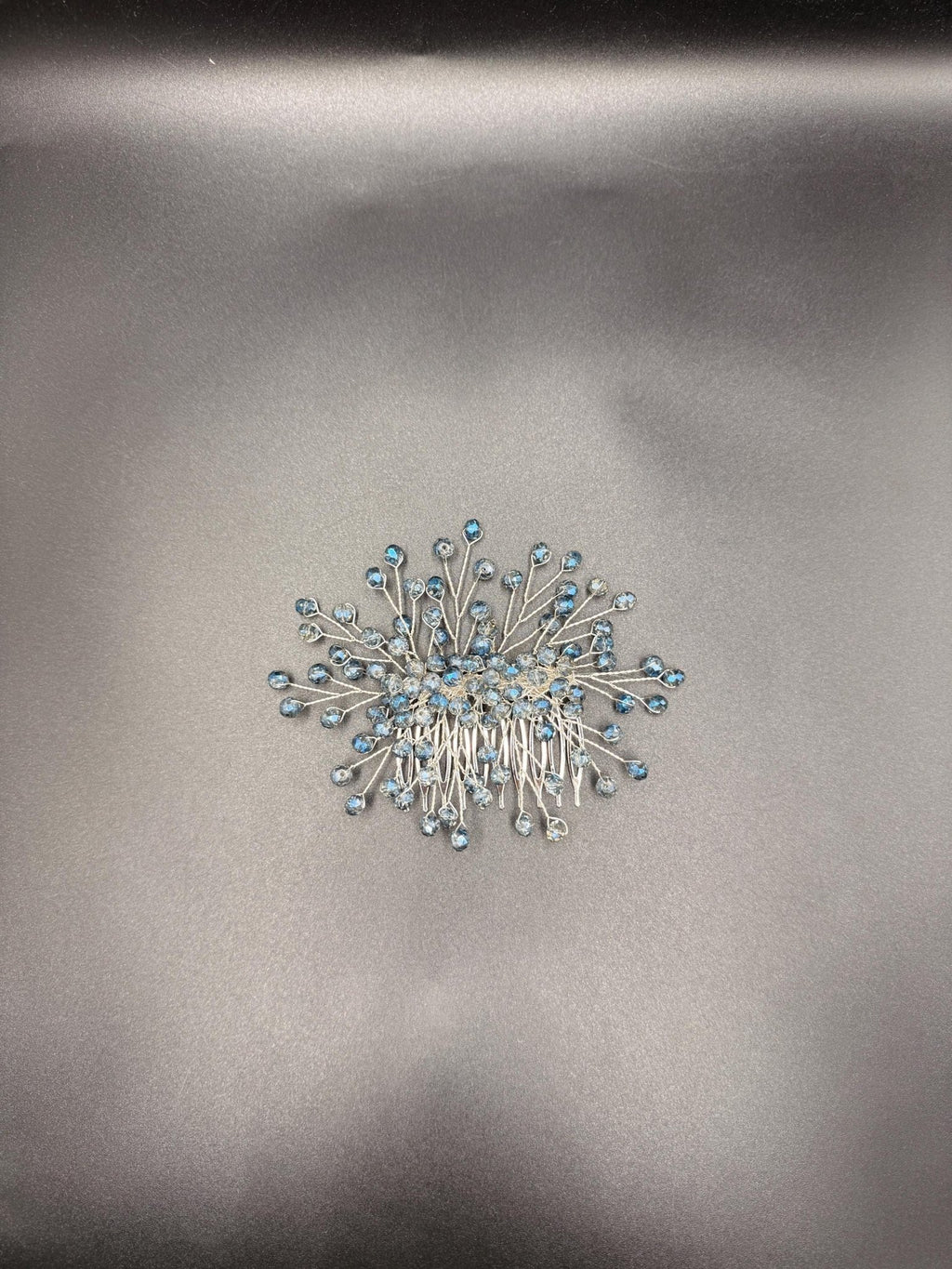 Handgefertigter Braut Haarkamm aus Kristall mit filigranem Design - AVYRAA BRIDAL