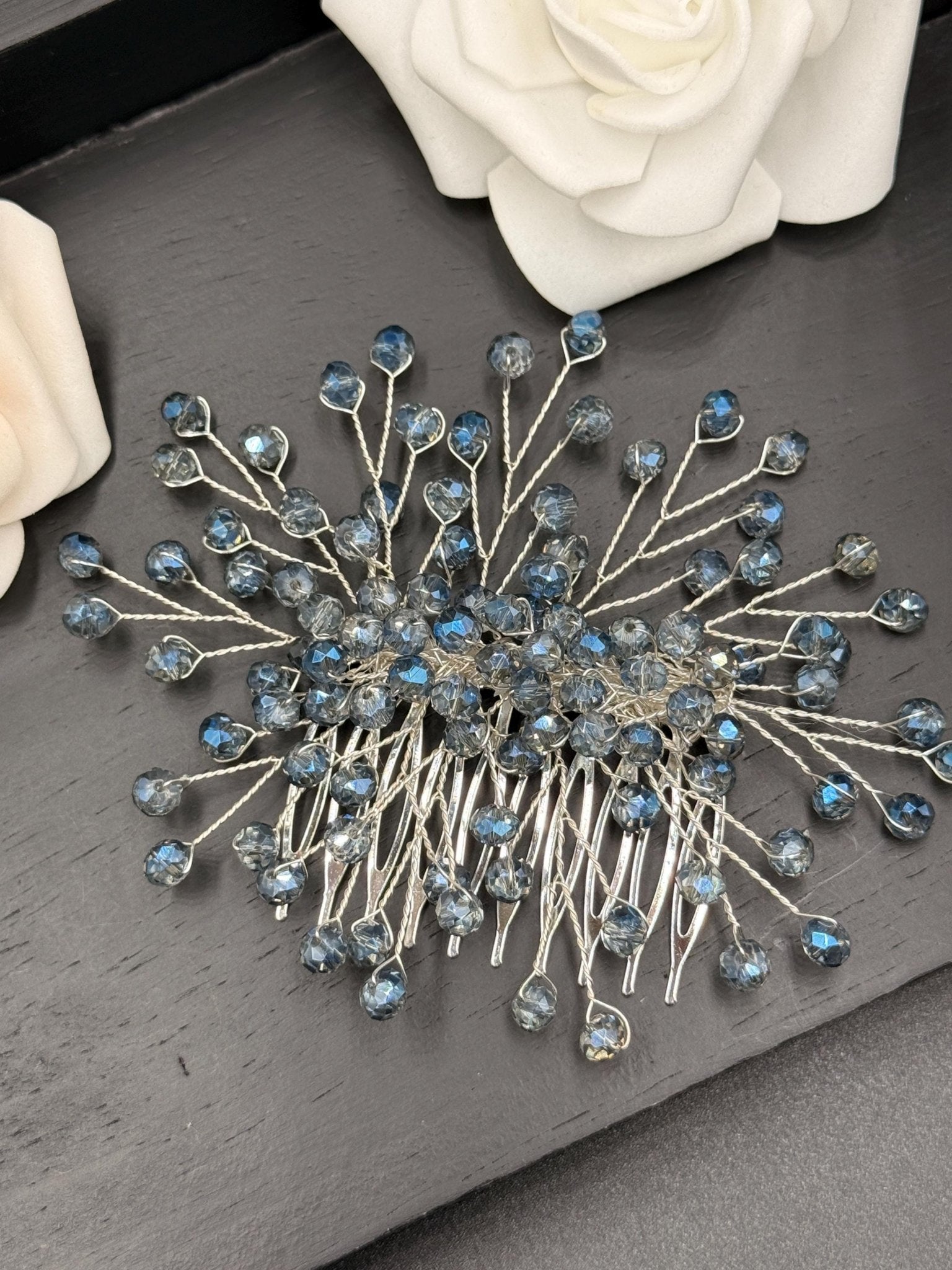 Handgefertigter Braut Haarkamm aus Kristall mit filigranem Design - AVYRAA BRIDAL