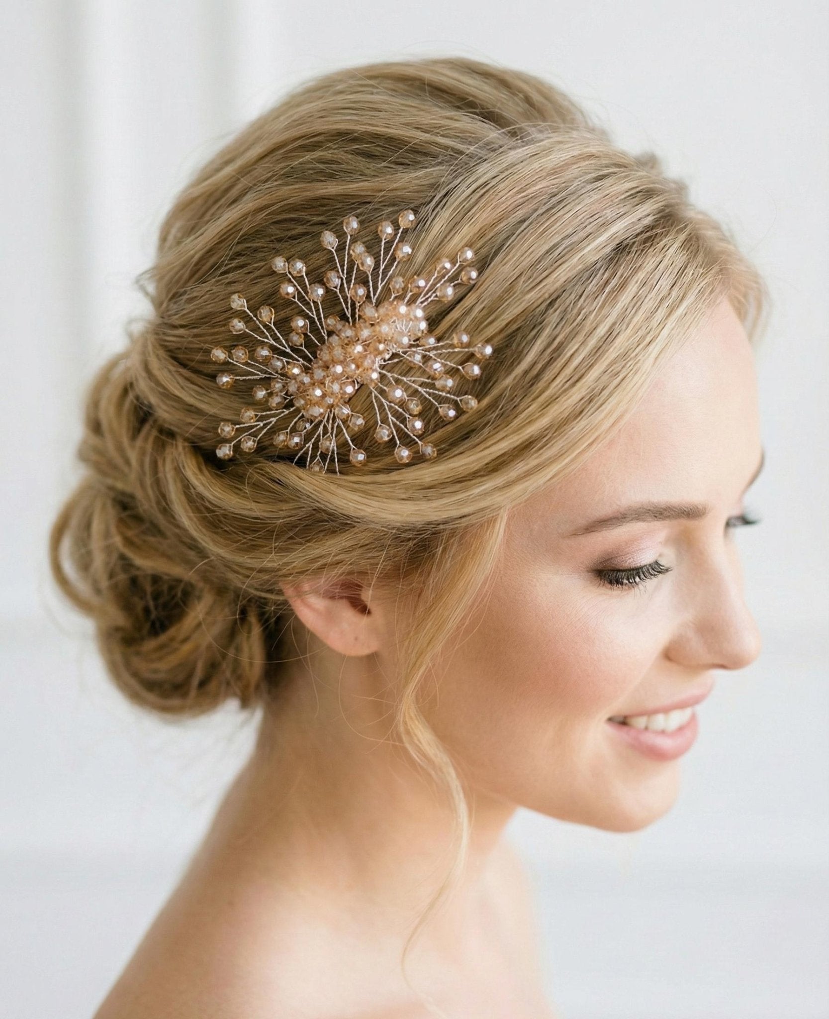 Handgefertigter Braut Haarkamm aus Kristall mit strahlendem Design - AVYRAA BRIDAL