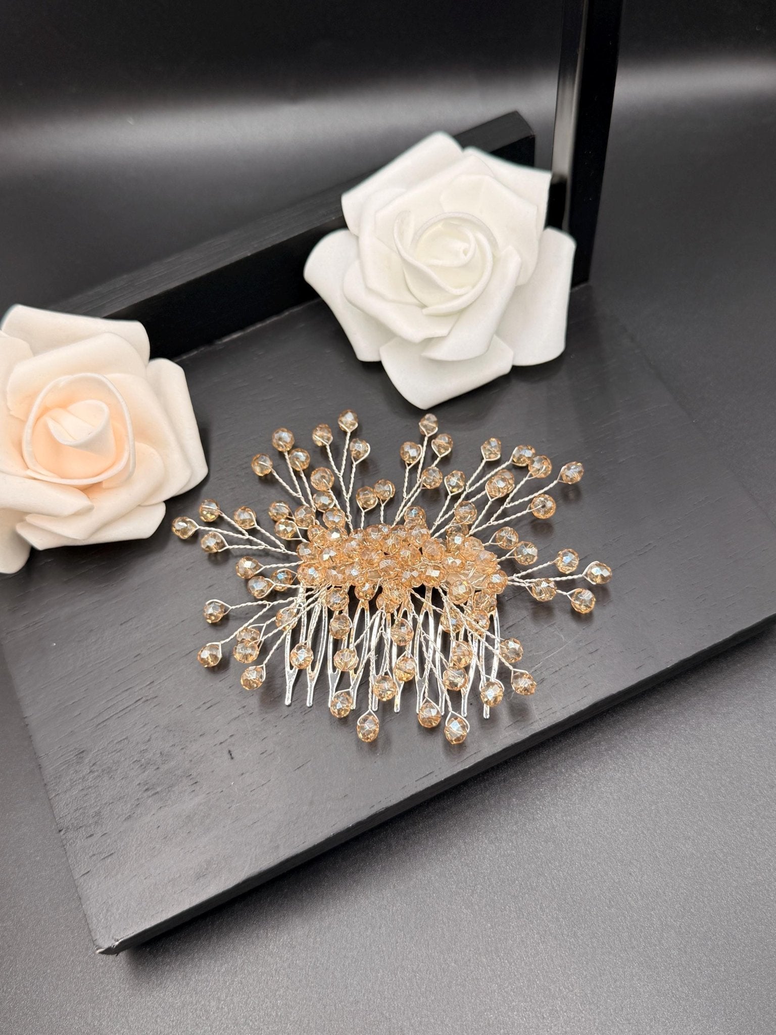 Handgefertigter Braut Haarkamm aus Kristall mit strahlendem Design - AVYRAA BRIDAL