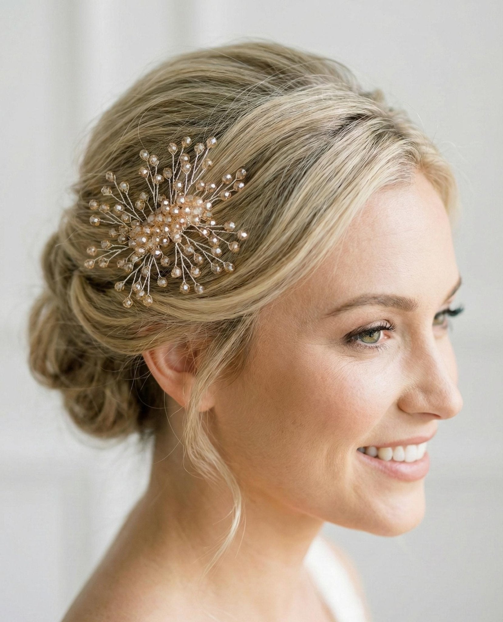 Handgefertigter Braut Haarkamm aus Kristall mit strahlendem Design - AVYRAA BRIDAL