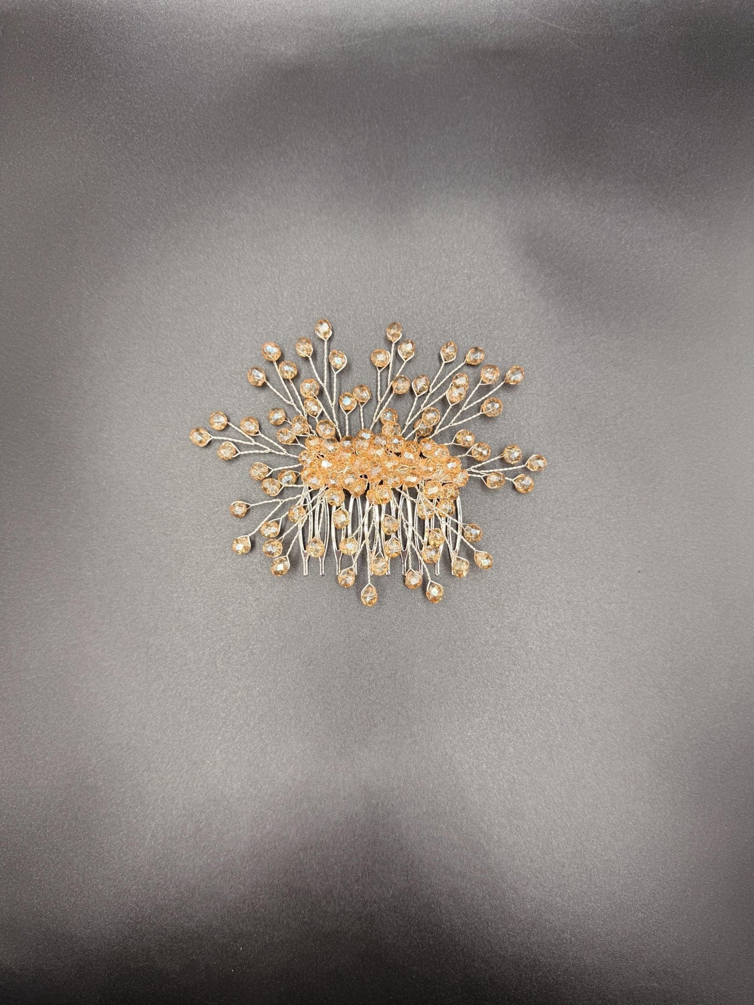 Handgefertigter Braut Haarkamm aus Kristall mit strahlendem Design - AVYRAA BRIDAL