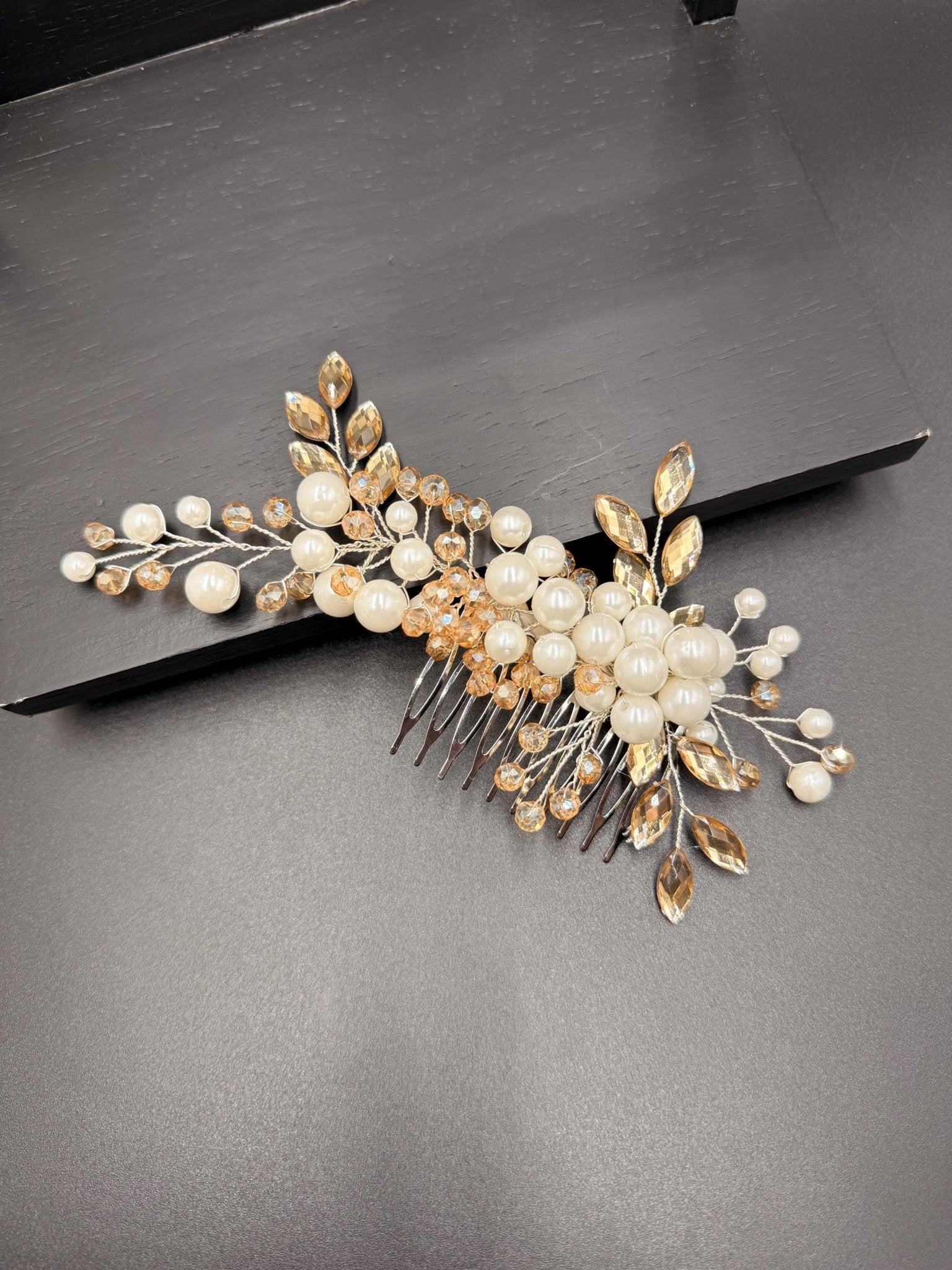 Handgefertigter Braut Haarkamm aus Perlen und Kristallen, Hochzeit Accessoire - AVYRAA BRIDAL