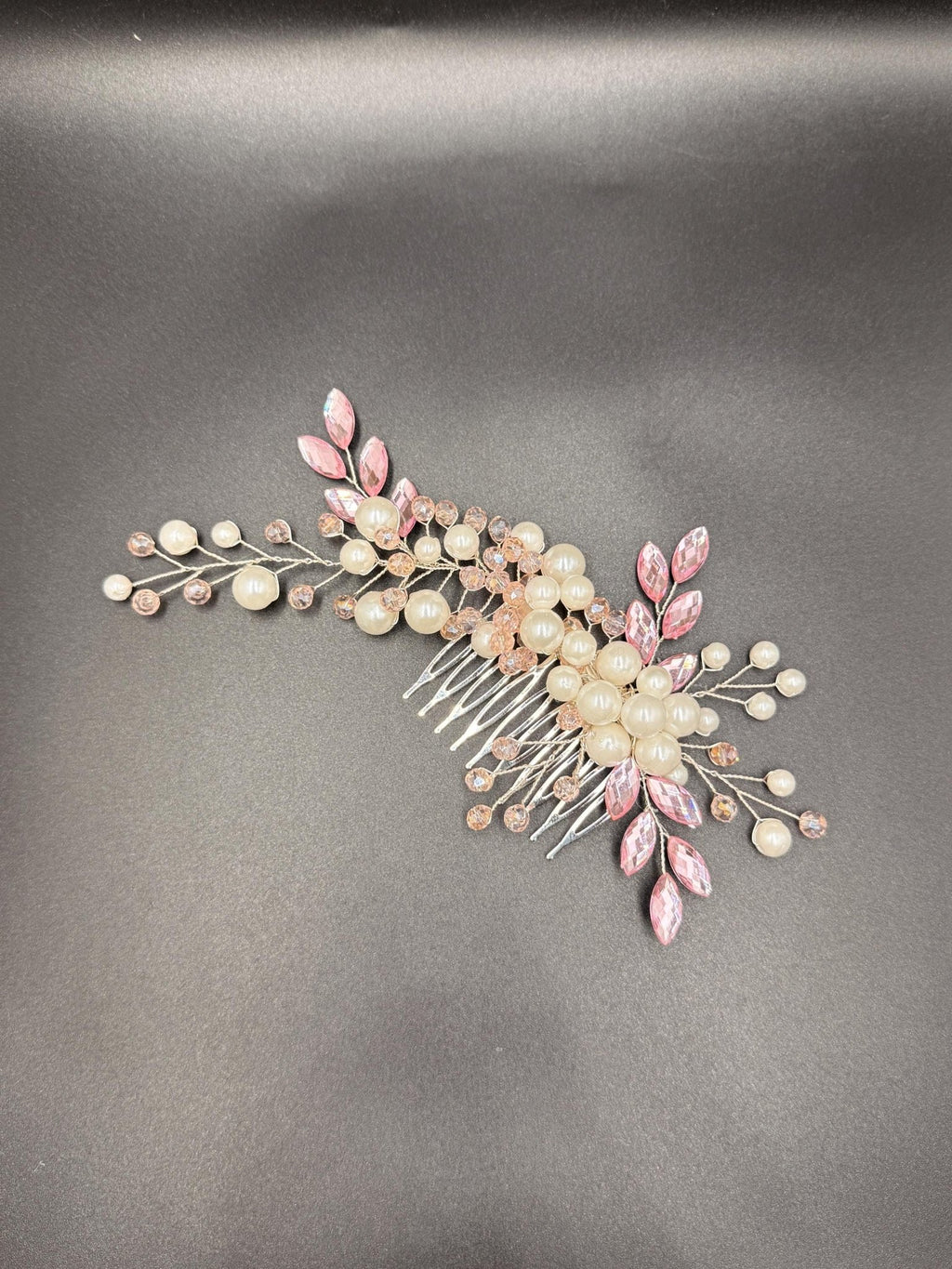 Handgefertigter Braut Haarkamm aus Perlen und Kristallen, Hochzeit Accessoire - AVYRAA BRIDAL