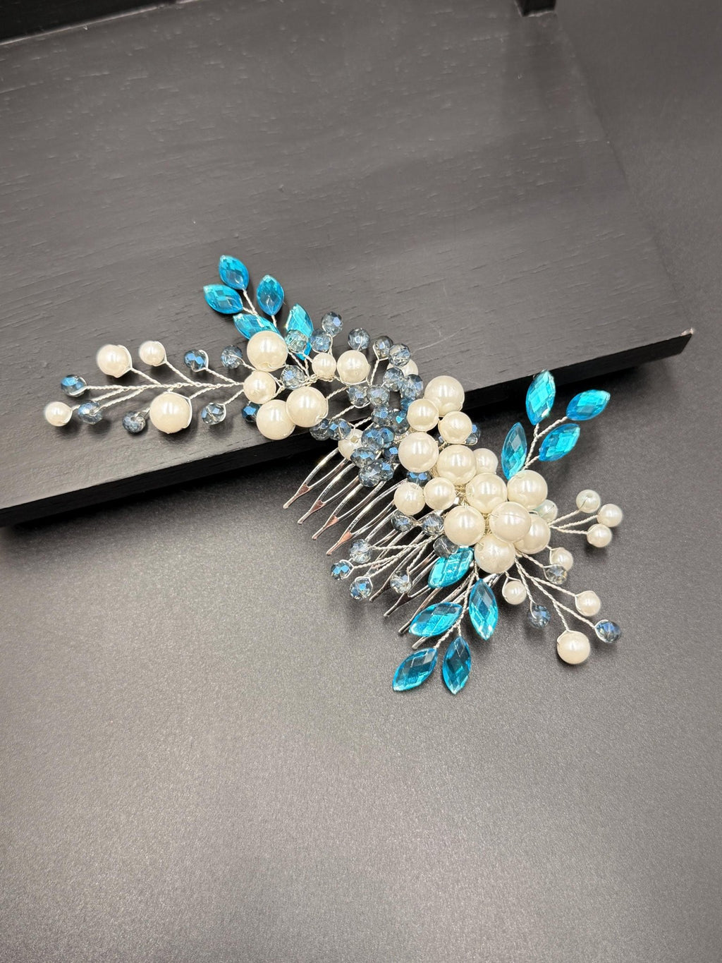 Handgefertigter Braut Haarkamm aus Perlen und Kristallen, Hochzeit Accessoire - AVYRAA BRIDAL