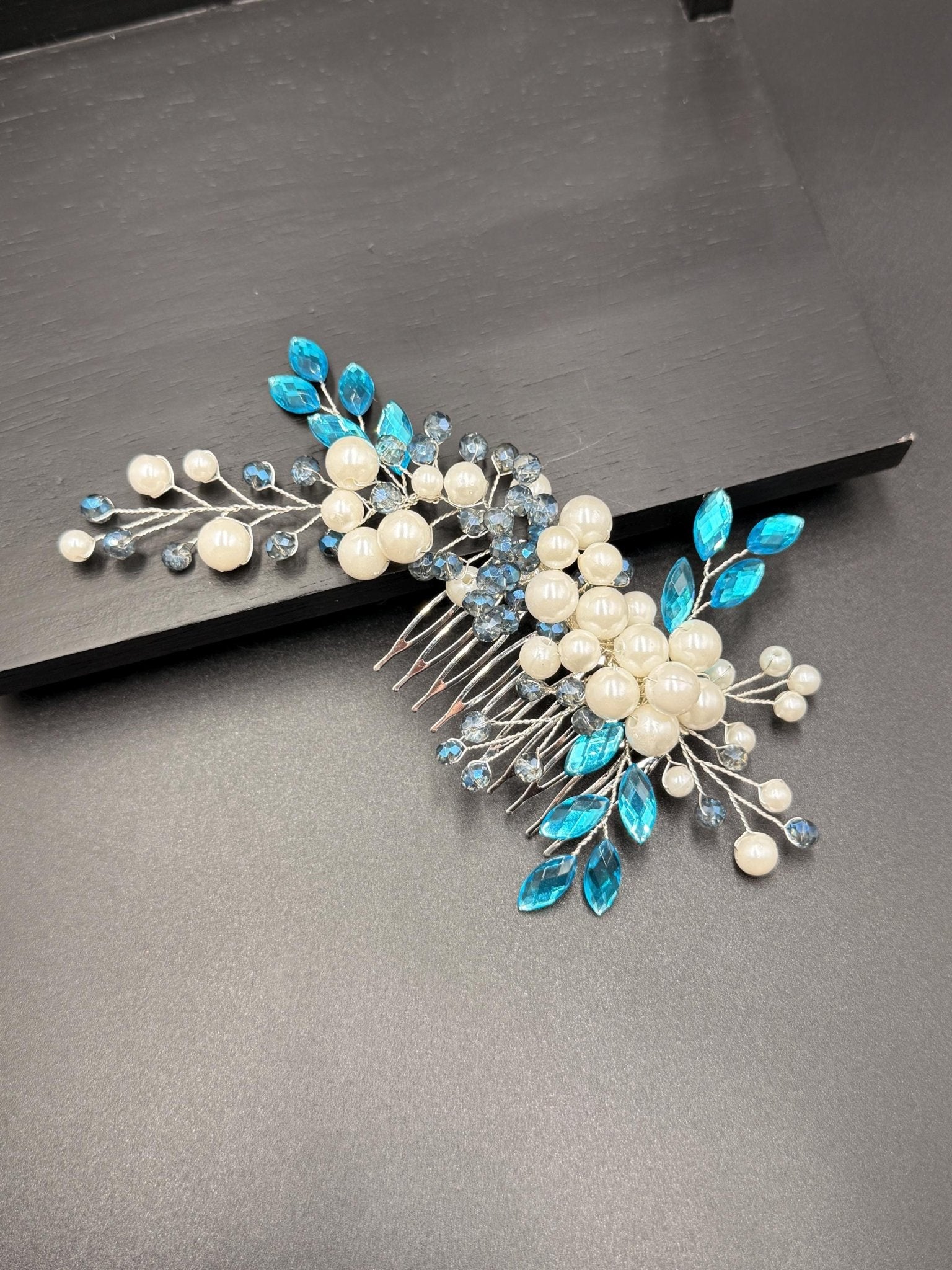 Handgefertigter Braut Haarkamm aus Perlen und Kristallen, Hochzeit Accessoire - AVYRAA BRIDAL
