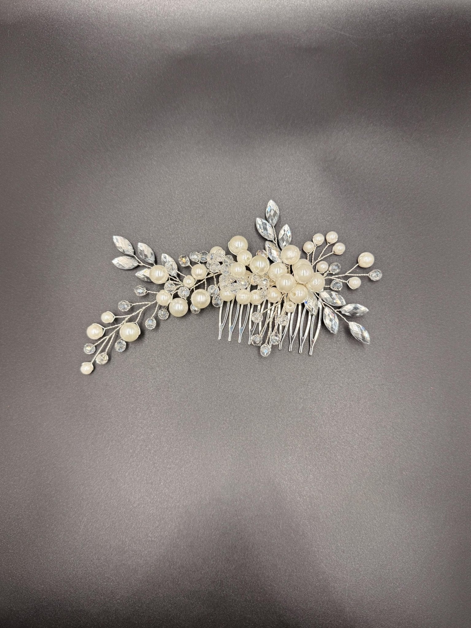 Handgefertigter Braut Haarkamm aus Perlen und Kristallen, Hochzeit Accessoire - AVYRAA BRIDAL