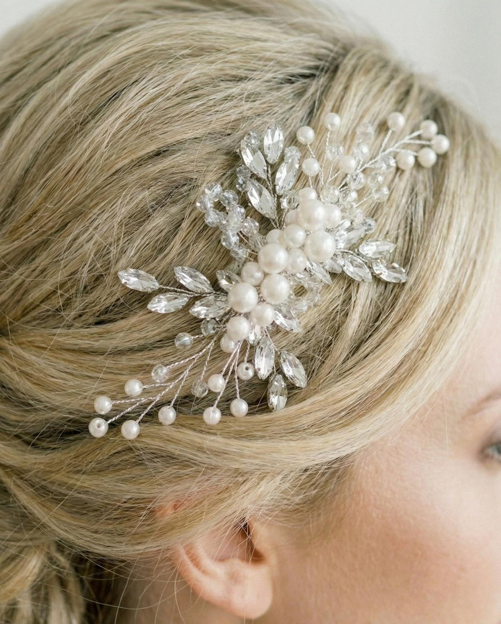 Handgefertigter Braut Haarkamm mit Perlen und Kristallen – Eleganter Hochzeitsschmuck - AVYRAA BRIDAL