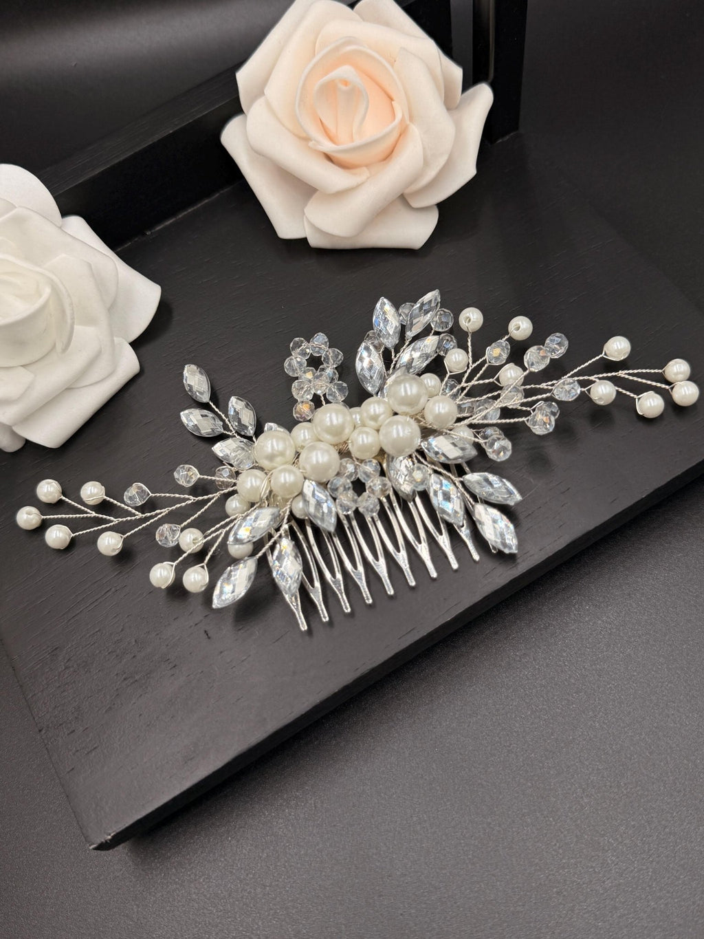 Handgefertigter Braut Haarkamm mit Perlen und Kristallen – Eleganter Hochzeitsschmuck - AVYRAA BRIDAL