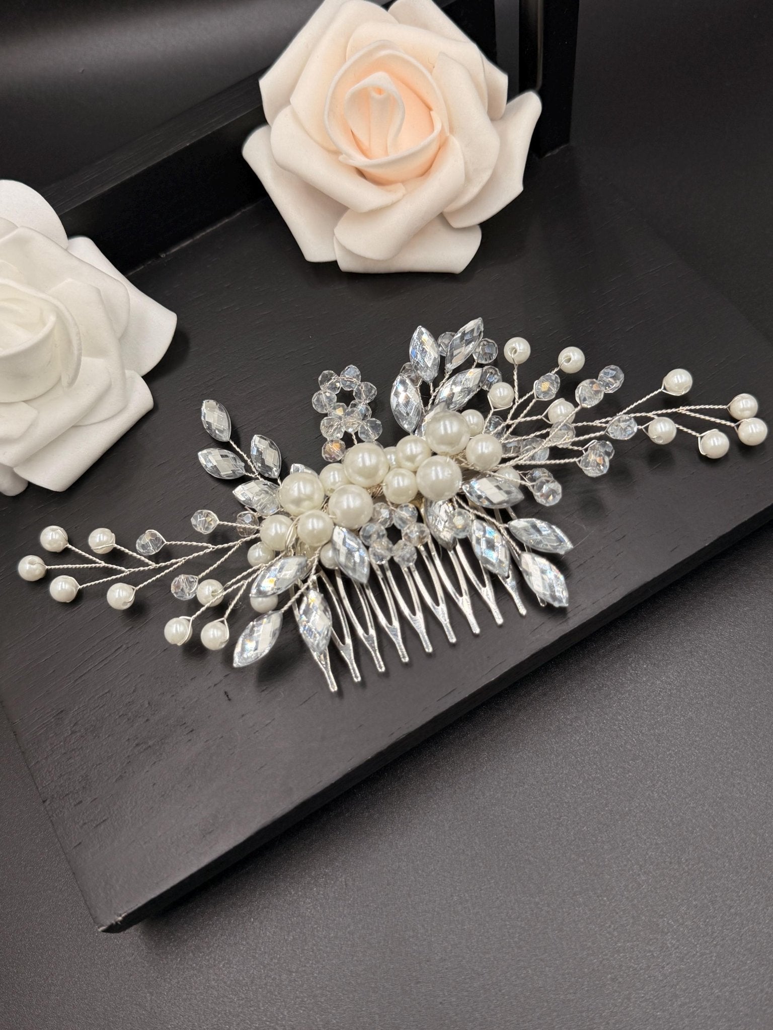 Handgefertigter Braut Haarkamm mit Perlen und Kristallen – Eleganter Hochzeitsschmuck - AVYRAA BRIDAL