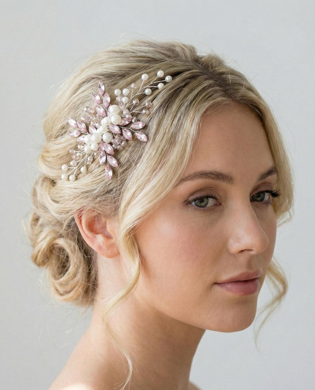 Handgefertigter Braut Haarkamm mit Perlen und Kristallen – Eleganter Hochzeitsschmuck - AVYRAA BRIDAL