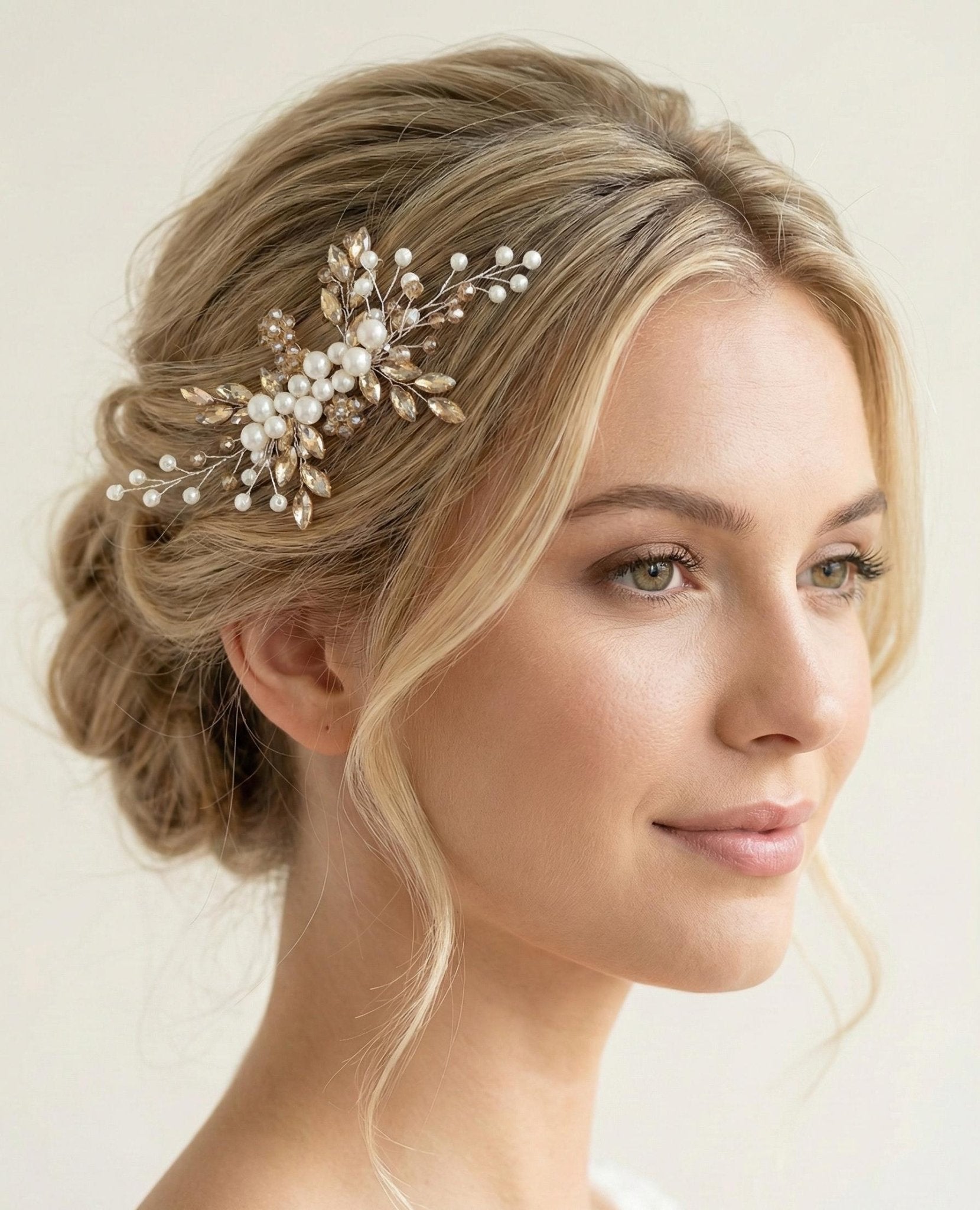 Handgefertigter Braut Haarkamm mit Perlen und Kristallen – Eleganter Hochzeitsschmuck - AVYRAA BRIDAL