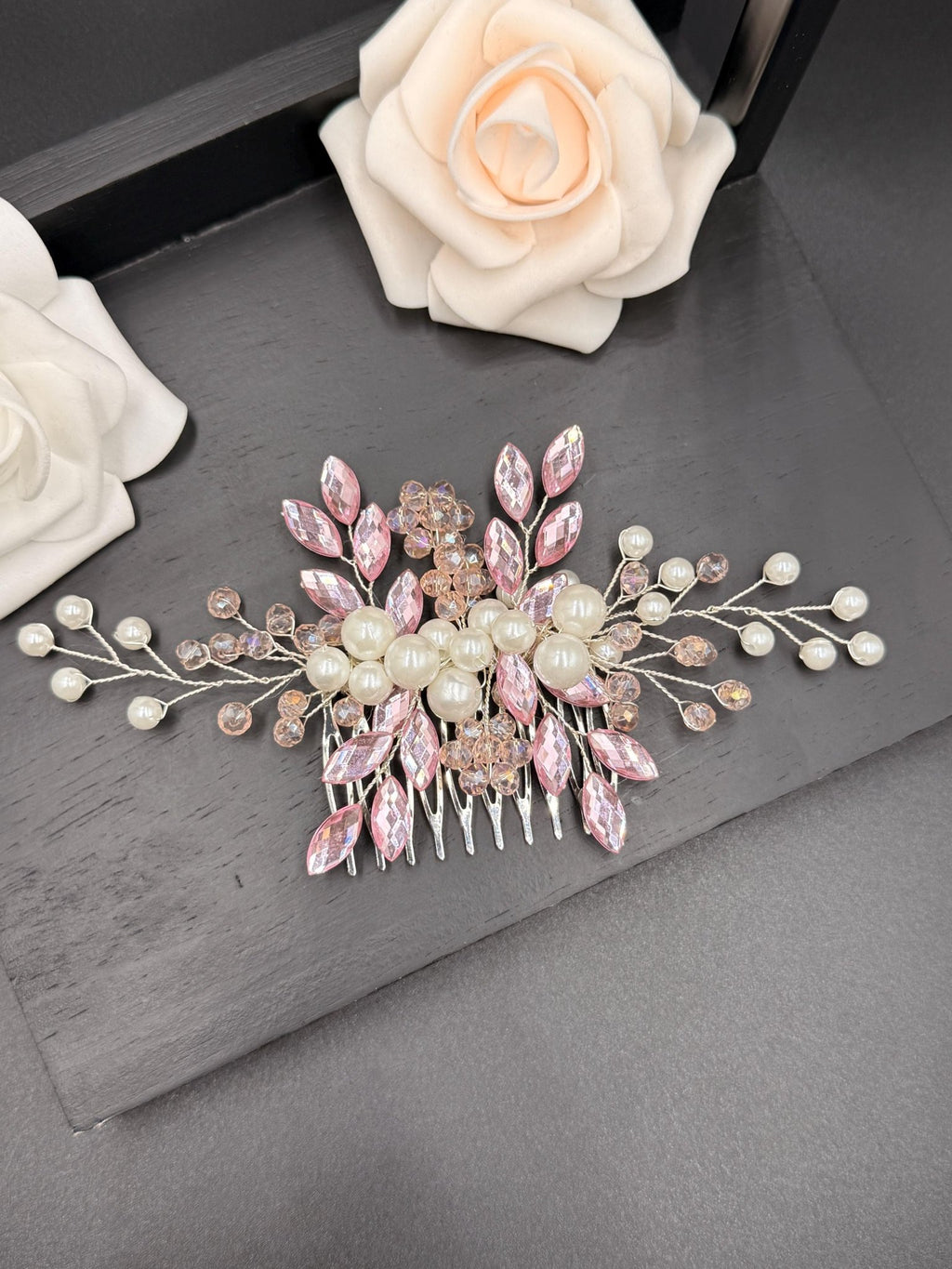Handgefertigter Braut Haarkamm mit Perlen und Kristallen – Eleganter Hochzeitsschmuck - AVYRAA BRIDAL