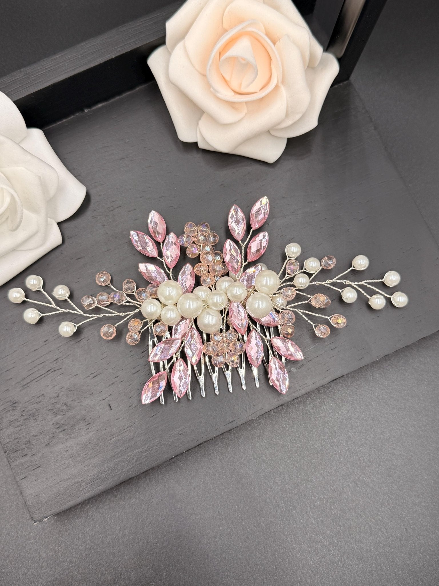 Handgefertigter Braut Haarkamm mit Perlen und Kristallen – Eleganter Hochzeitsschmuck - AVYRAA BRIDAL