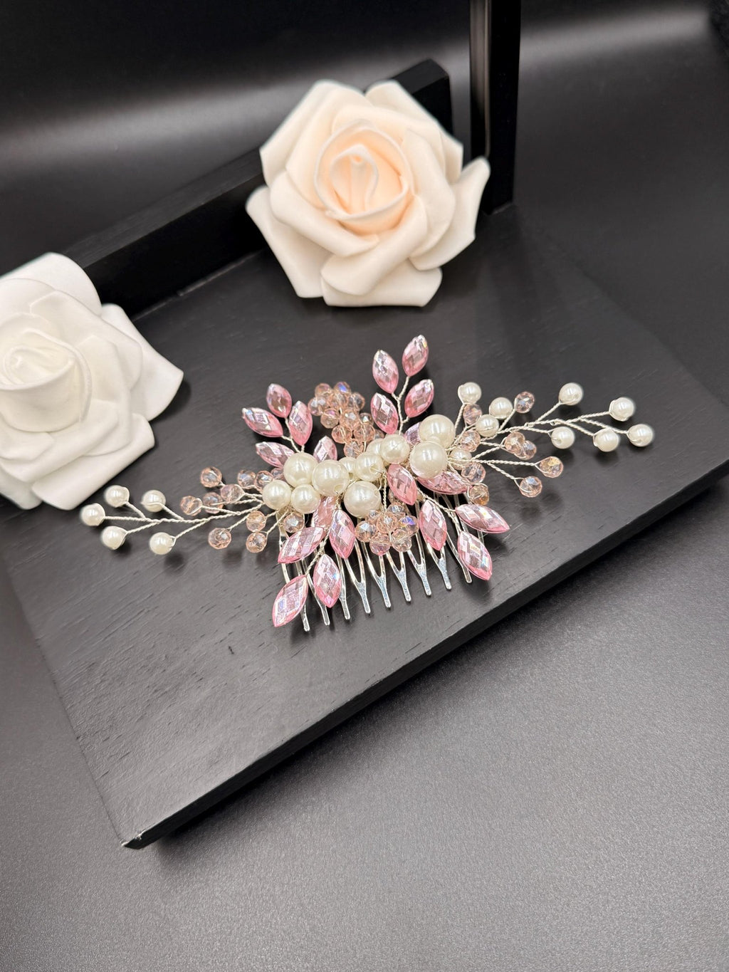 Handgefertigter Braut Haarkamm mit Perlen und Kristallen – Eleganter Hochzeitsschmuck - AVYRAA BRIDAL