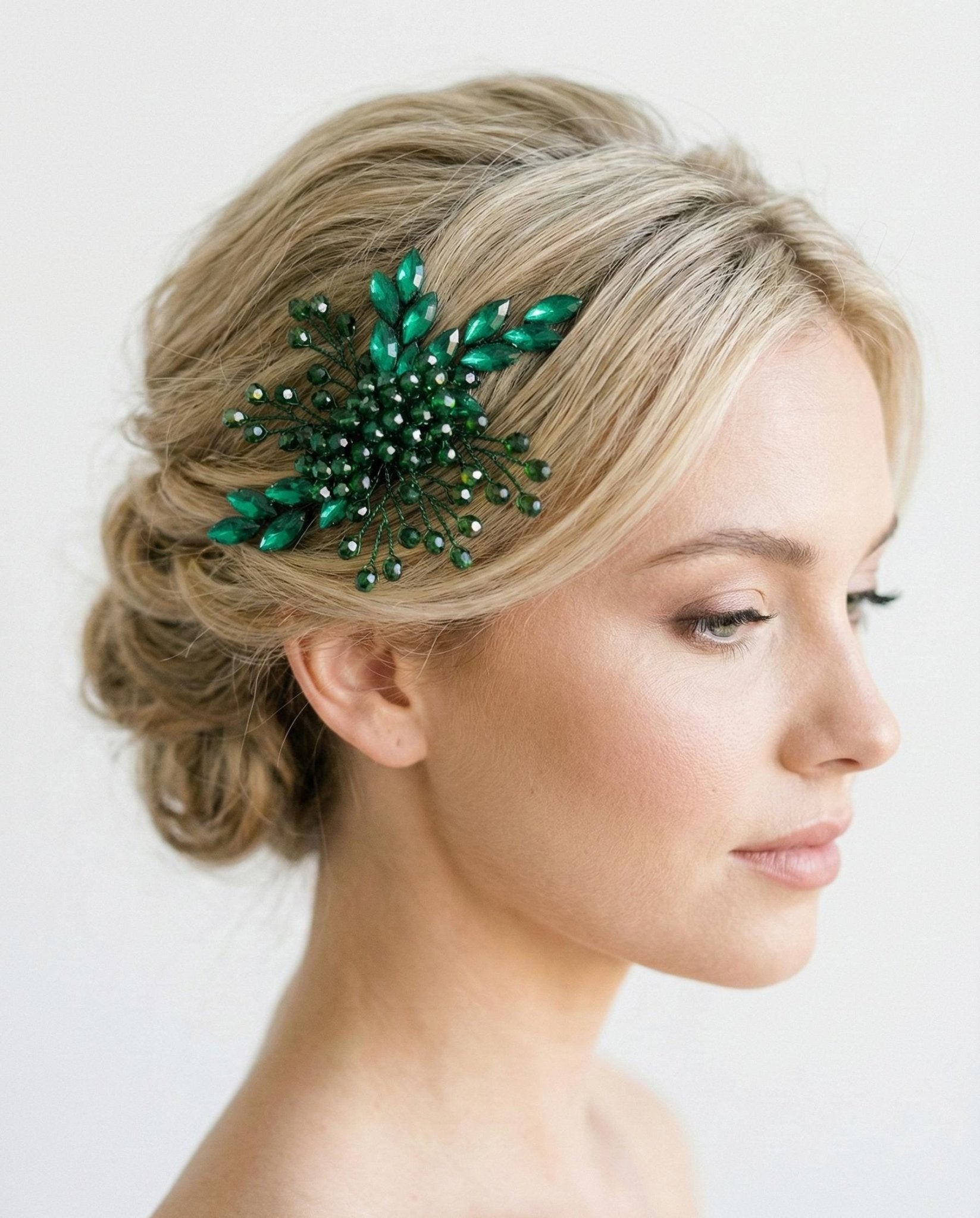 Handgefertigter Brauthaarkamm mit Kristallen und Perlen für elegante Hochsteckfrisuren - AVYRAA BRIDAL