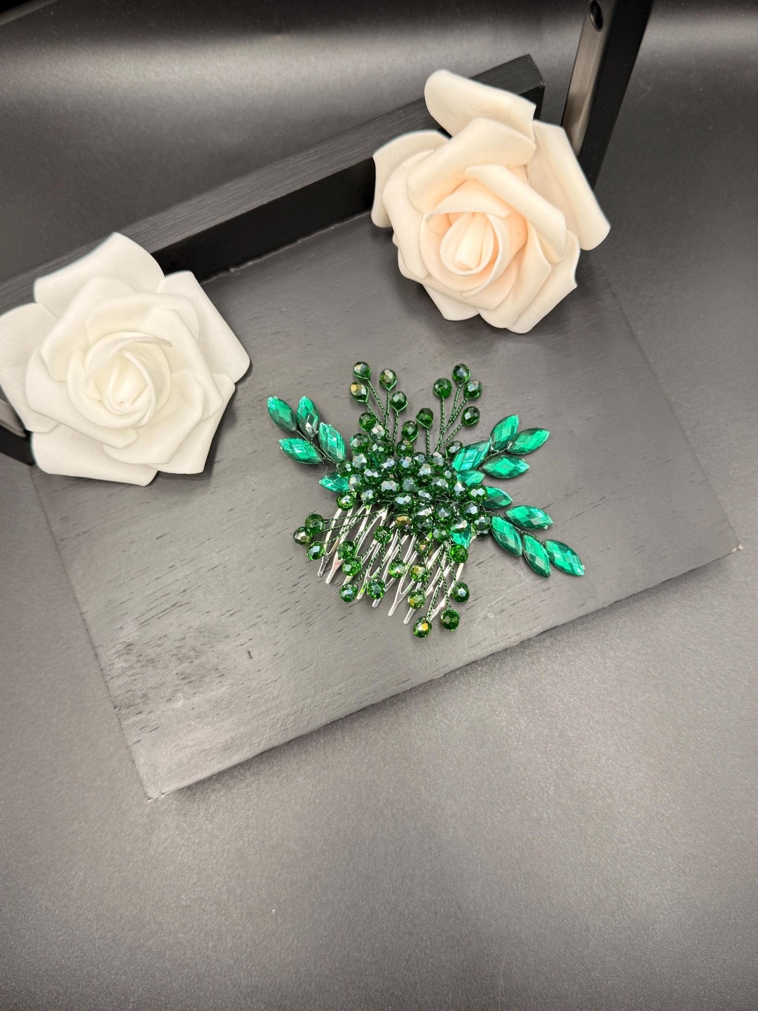 Handgefertigter Brauthaarkamm mit Kristallen und Perlen für elegante Hochsteckfrisuren - AVYRAA BRIDAL