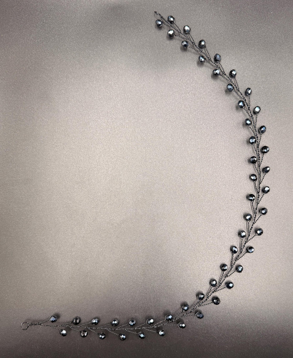 Handgefertigter Haarreif mit nachtblauen Kristallen – flexibel, individuell anpassbar, Brautschmuck & festlicher Haarschmuck - AVYRAA BRIDAL