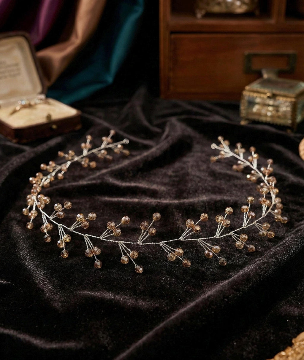 Handgefertigter Haarvine mit gold - und klarfacettierten Glasperlen – Eleganter flexibler Braut - Haarschmuck auf Silberdraht - AVYRAA BRIDAL