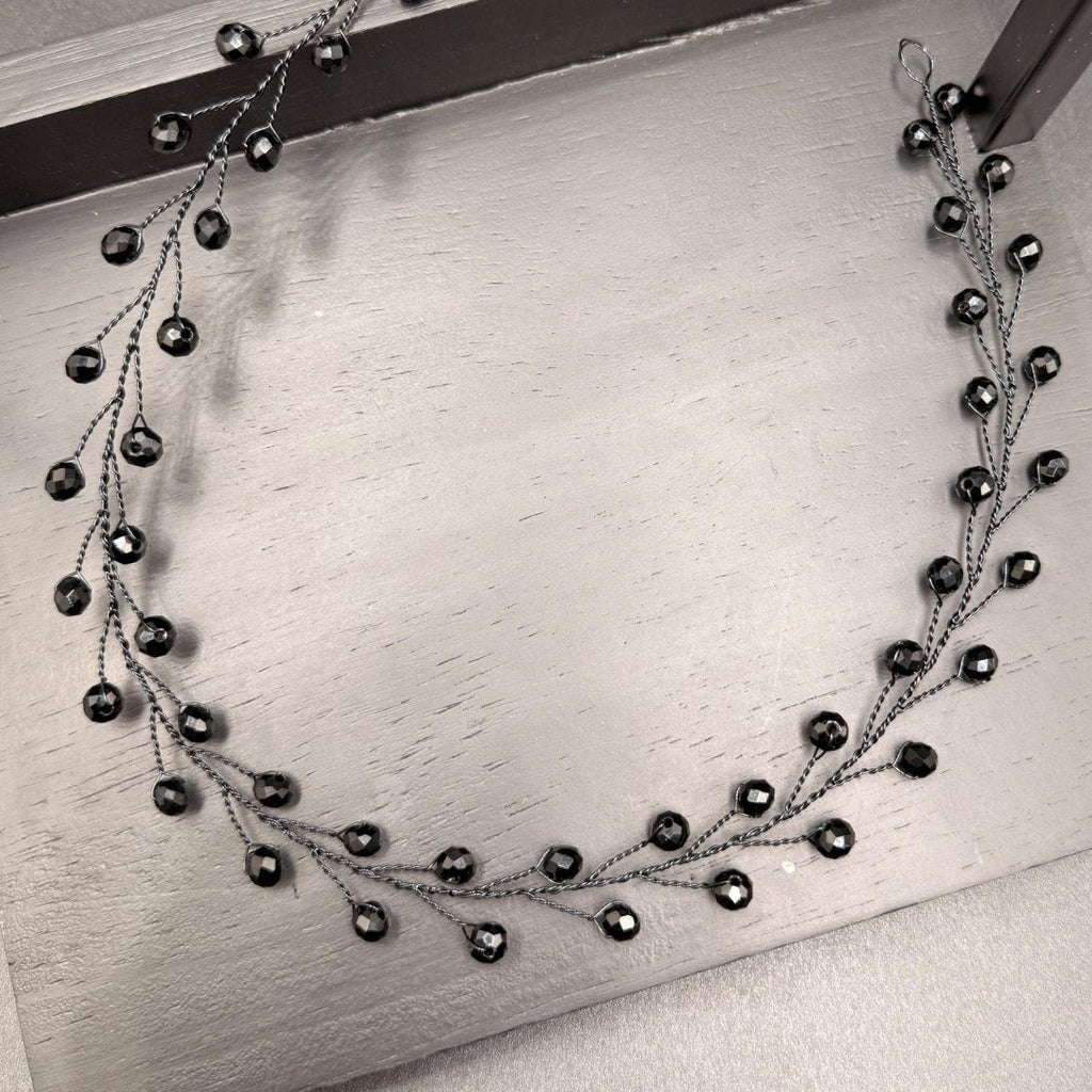 Handgefertigter Haarvine mit schwarzen Glasperlen, flexibler Braut - Haarschmuck aus Silber - oder Schwarzdraht, - AVYRAA BRIDAL