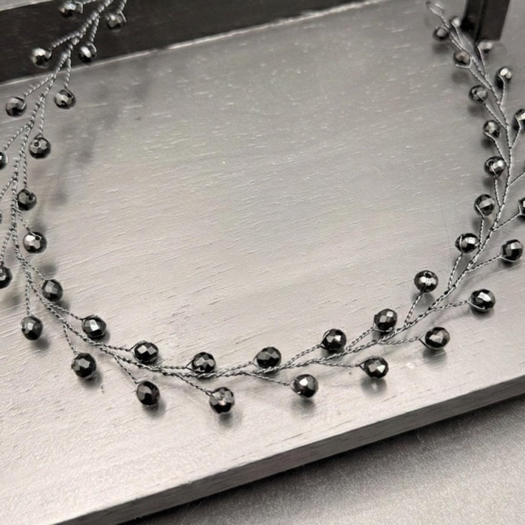 Handgefertigter Haarvine mit schwarzen Glasperlen, flexibler Braut - Haarschmuck aus Silber - oder Schwarzdraht, - AVYRAA BRIDAL