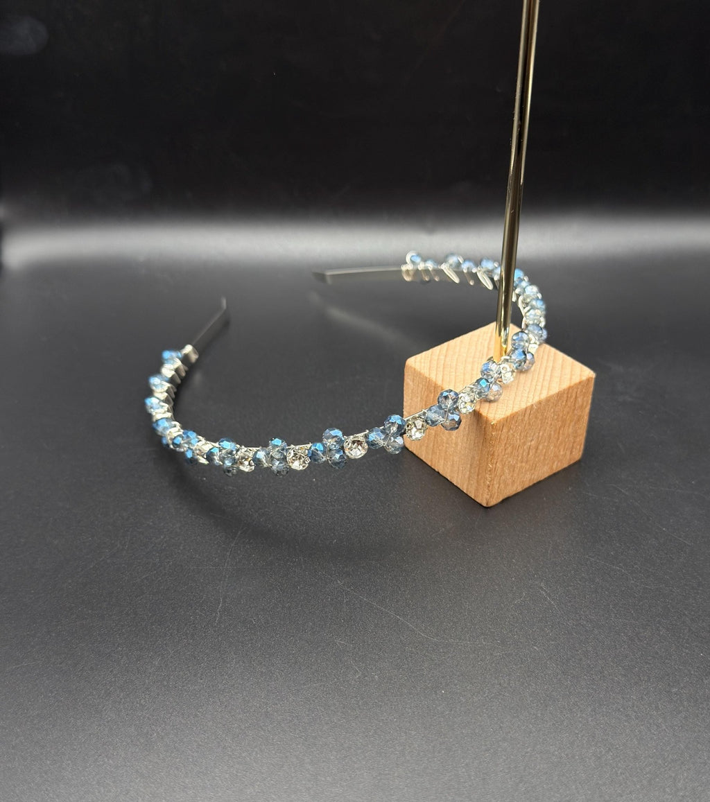 Handgefertigtes blaues Kristall - Kronen - Haarband, Elegante blaue Kristall - Tiara mit natürlichen Steinakzenten, Metall - Haarreif für Braut - AVYRAA BRIDAL