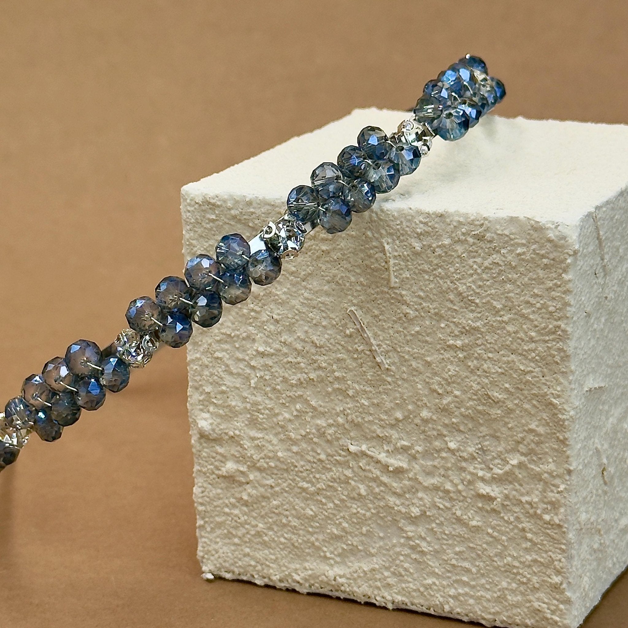 Handgefertigtes blaues Kristall - Kronen - Haarband | Elegante Bridal Tiara mit natürlichen Steinakzenten, Hochzeit Haarreif - AVYRAA BRIDAL