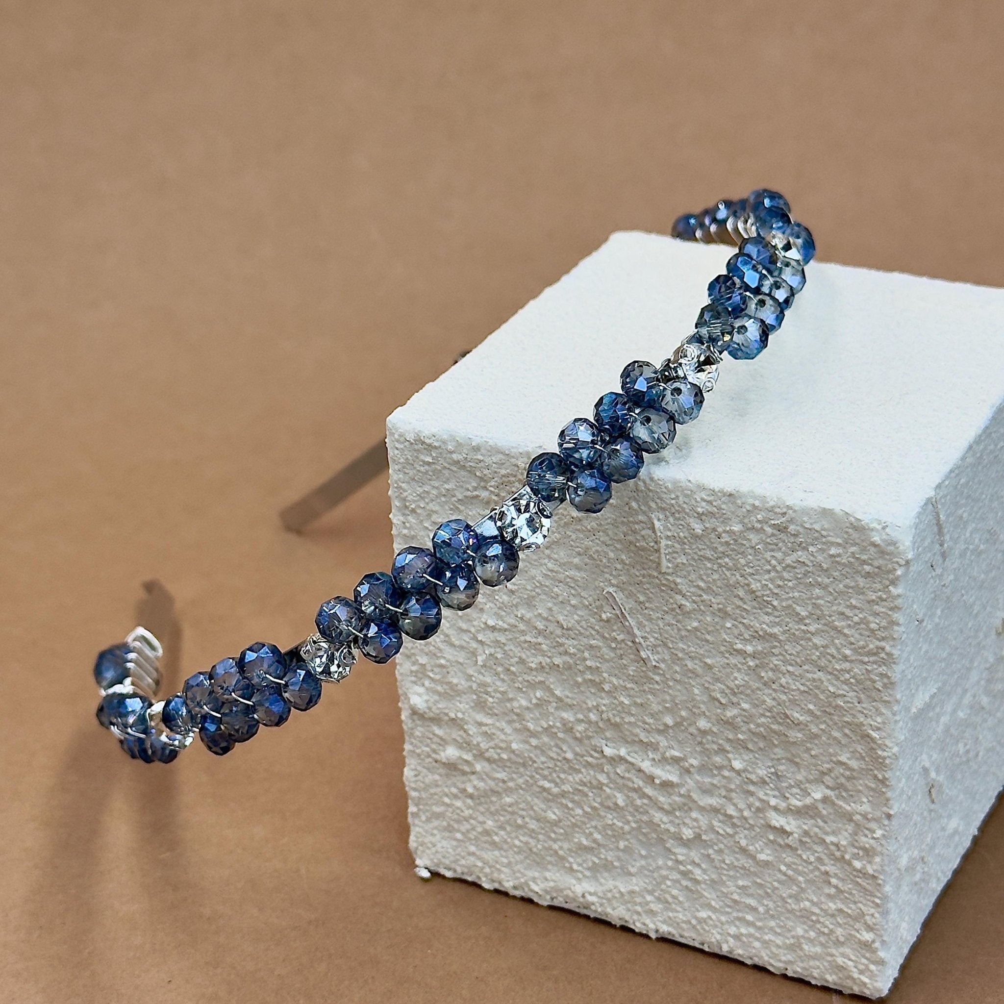 Handgefertigtes blaues Kristall - Kronen - Haarband | Elegante Bridal Tiara mit natürlichen Steinakzenten, Hochzeit Haarreif - AVYRAA BRIDAL