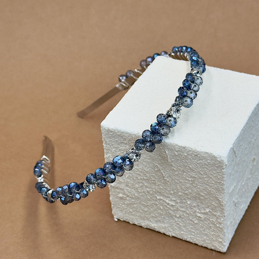 Handgefertigtes blaues Kristall - Kronen - Haarband | Elegante Bridal Tiara mit natürlichen Steinakzenten, Hochzeit Haarreif - AVYRAA BRIDAL