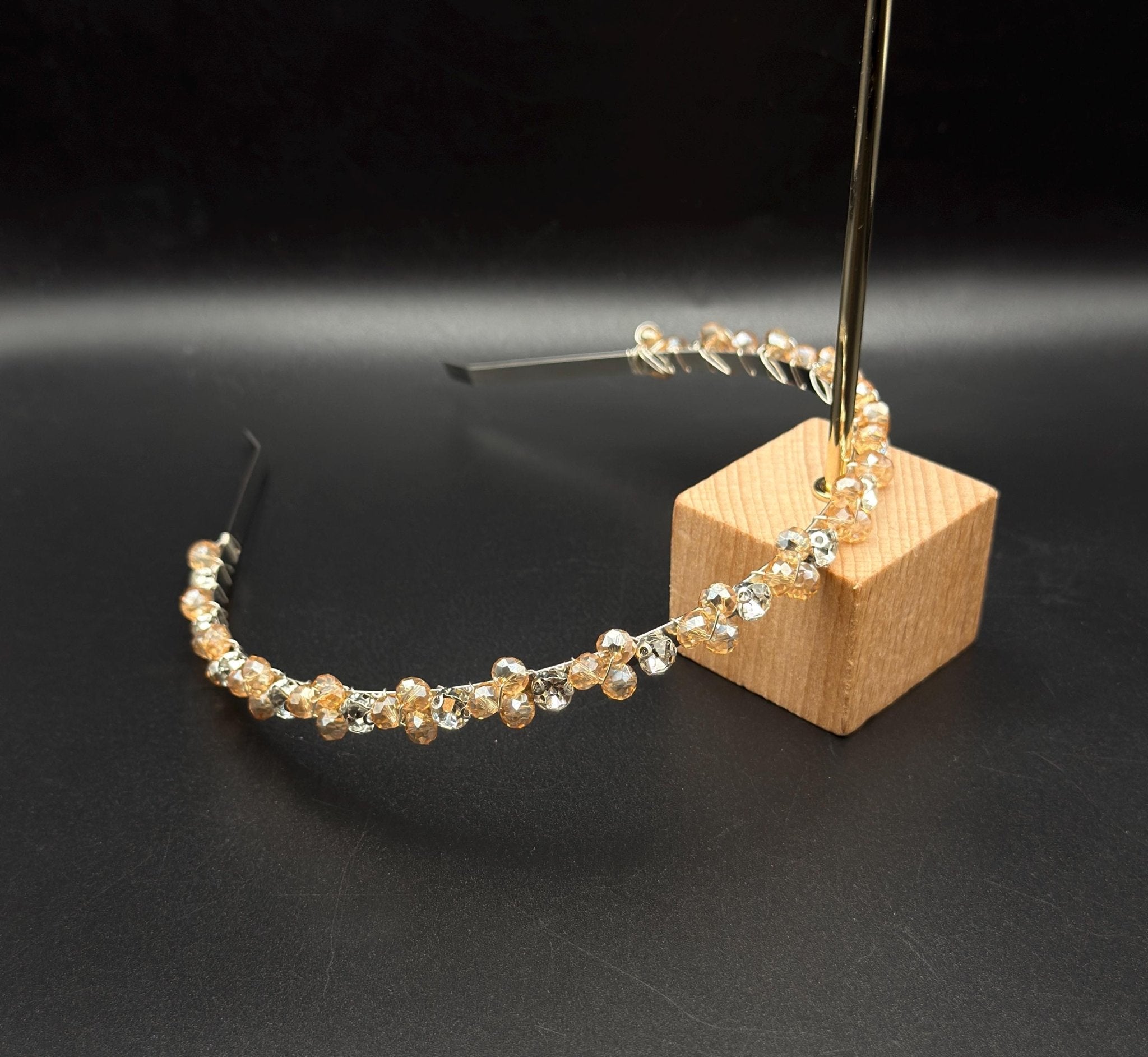 Handgefertigtes Kristall - Haarband in Hellgold, Feine Kronen - Tiara mit zart goldenen Kristallen, Eleganter Metall - Haarreif - AVYRAA BRIDAL