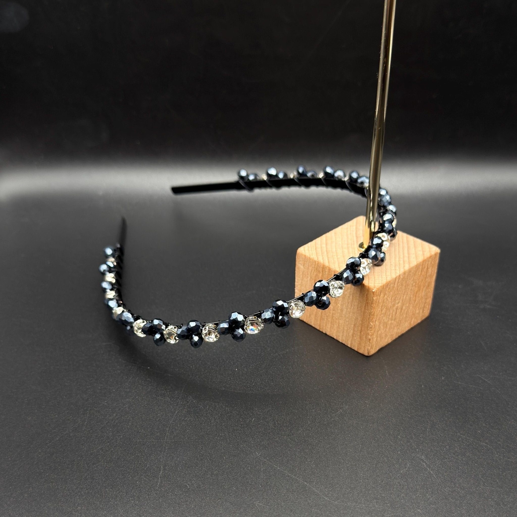 Handgefertigtes Kristall - Haarband in Navyblau, Elegante Kronen - Tiara mit tiefblauen Kristallen und dezenten Akzenten, - AVYRAA BRIDAL