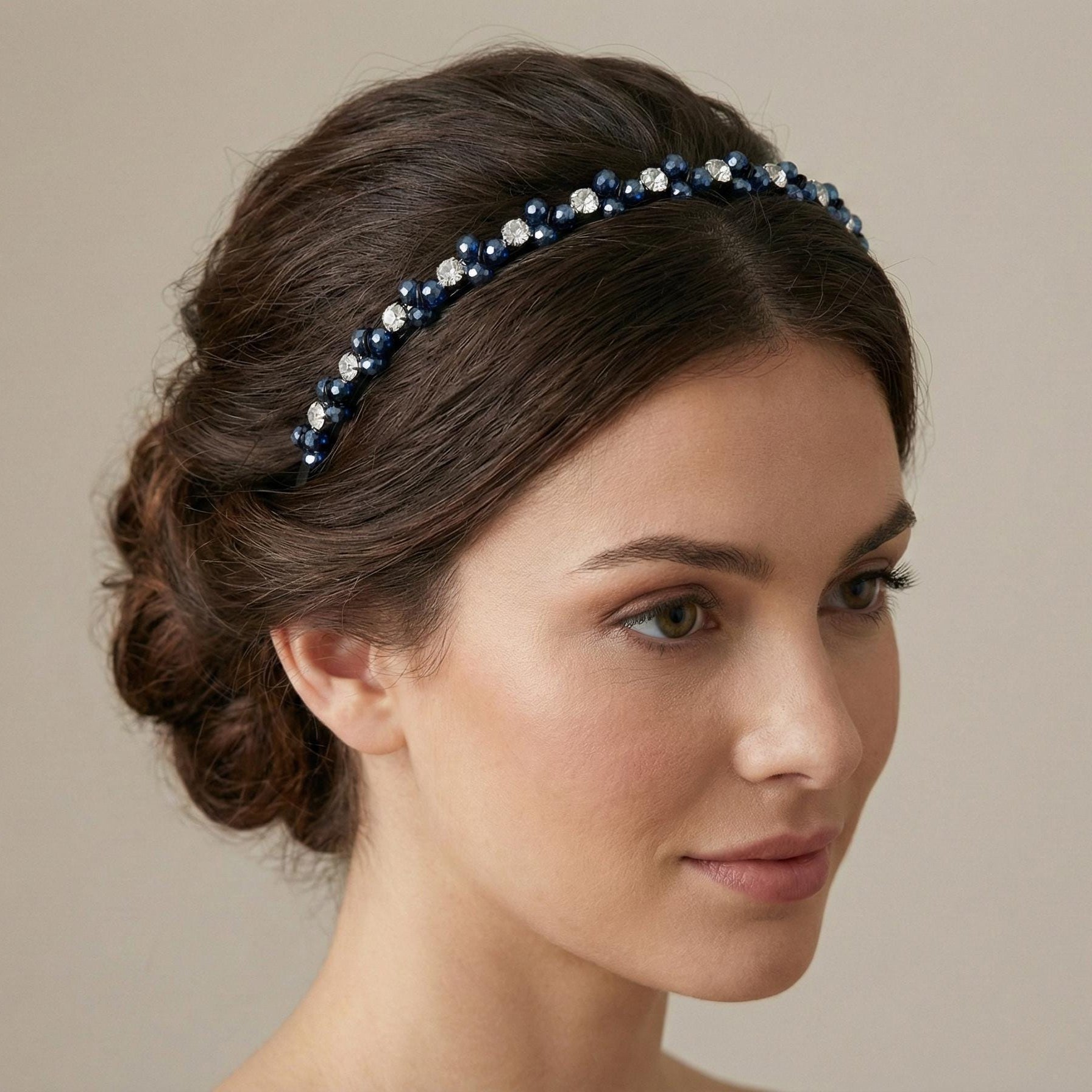 Handgefertigtes Kristall - Haarband in Navyblau, Elegante Kronen - Tiara mit tiefblauen Kristallen und dezenten Akzenten, - AVYRAA BRIDAL