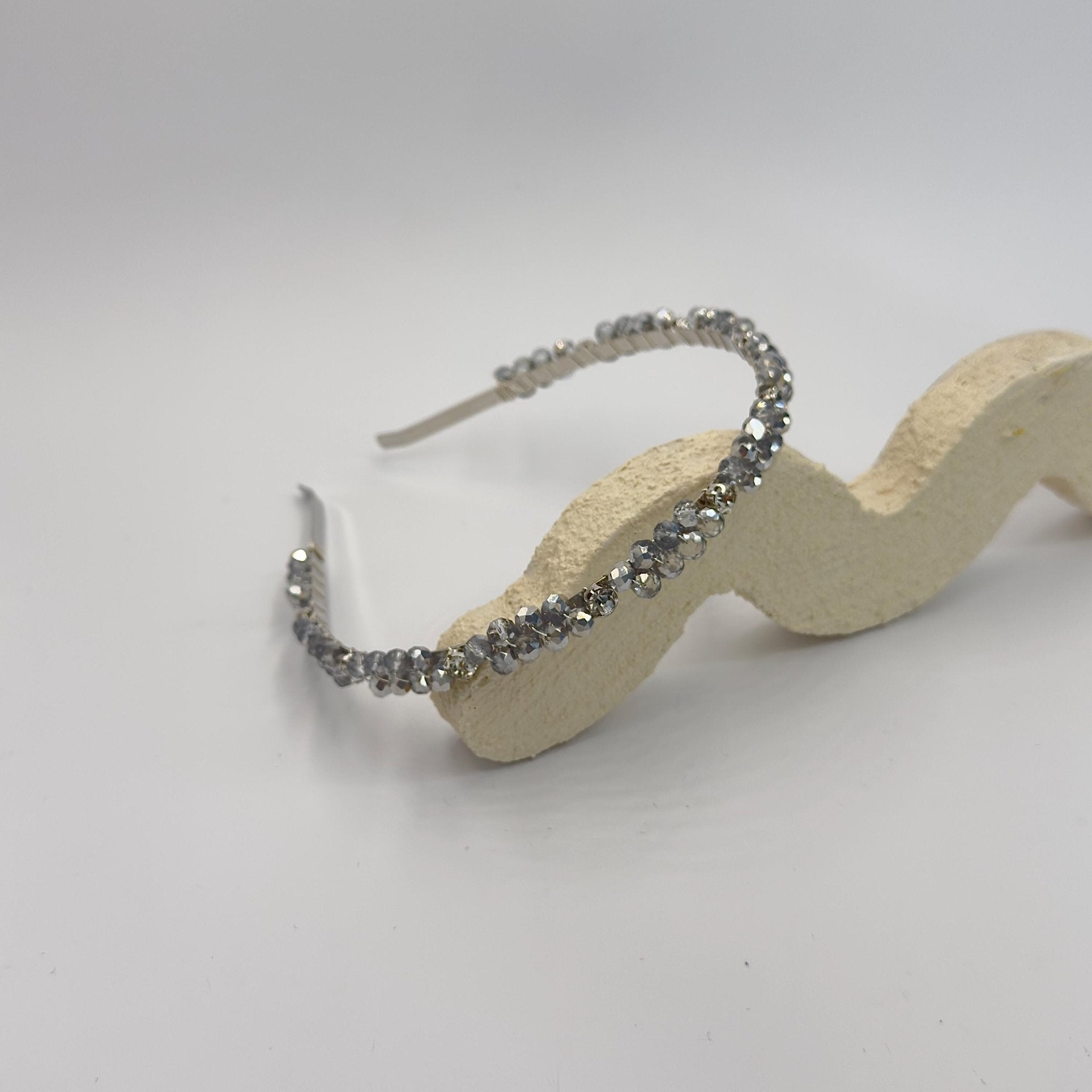 Handgefertigtes Kristall - Kronen - Haarband in Rauchgrau | Elegante Bridal Tiara mit transparenten und grauen Kristallen - AVYRAA BRIDAL