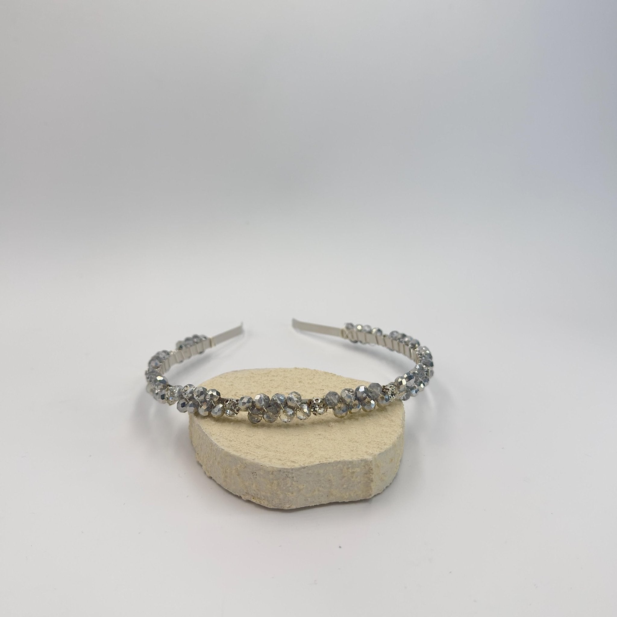 Handgefertigtes Kristall - Kronen - Haarband in Rauchgrau | Elegante Bridal Tiara mit transparenten und grauen Kristallen - AVYRAA BRIDAL