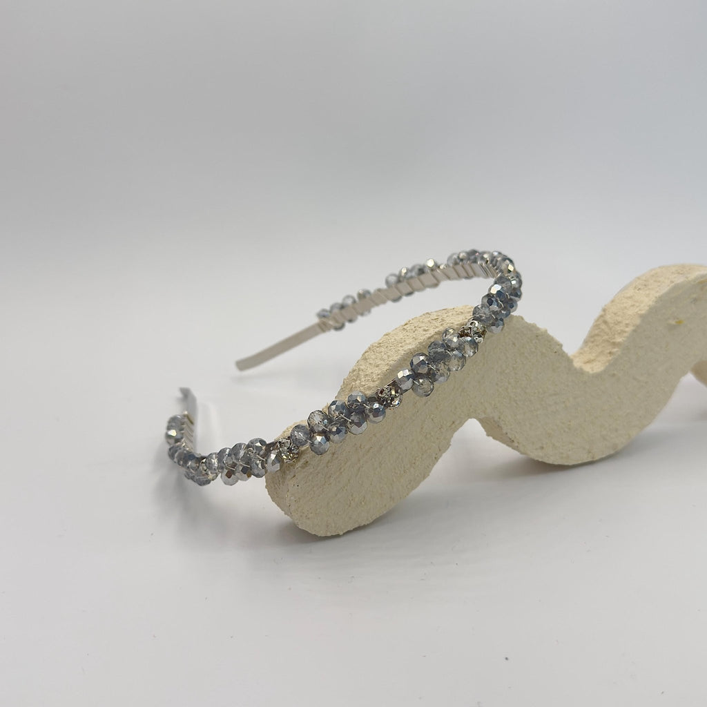 Handgefertigtes Kristall - Kronen - Haarband in Rauchgrau | Elegante Bridal Tiara mit transparenten und grauen Kristallen - AVYRAA BRIDAL