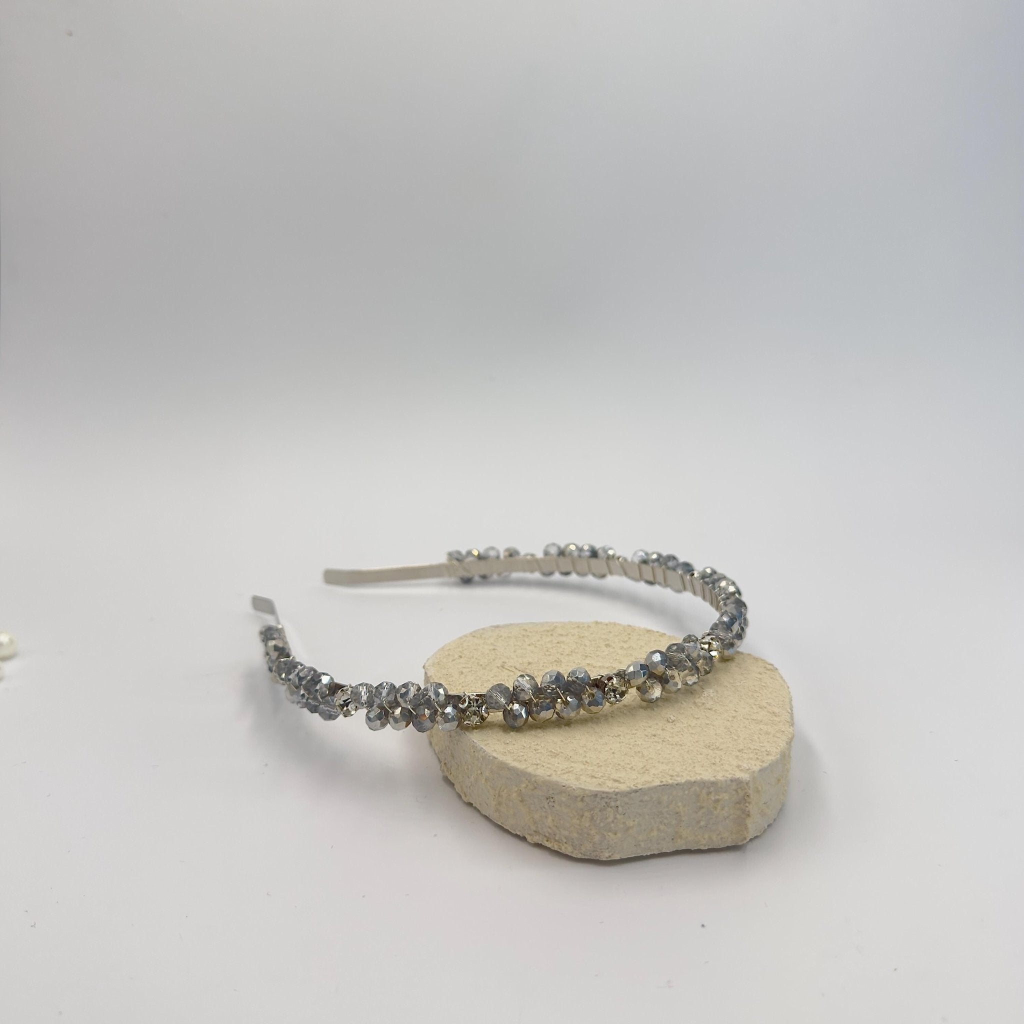 Handgefertigtes Kristall - Kronen - Haarband in Rauchgrau | Elegante Bridal Tiara mit transparenten und grauen Kristallen - AVYRAA BRIDAL