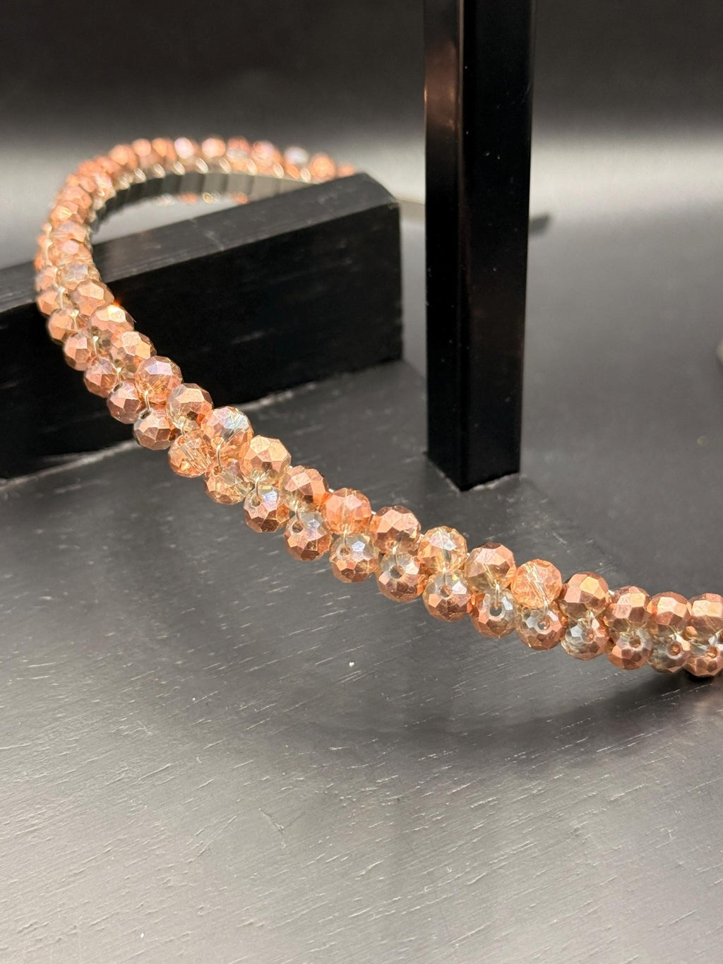 Handgemachter Haarreif mit hellblauen Kristallen – Zarter Haarschmuck für festliche Momente - AVYRAA BRIDAL