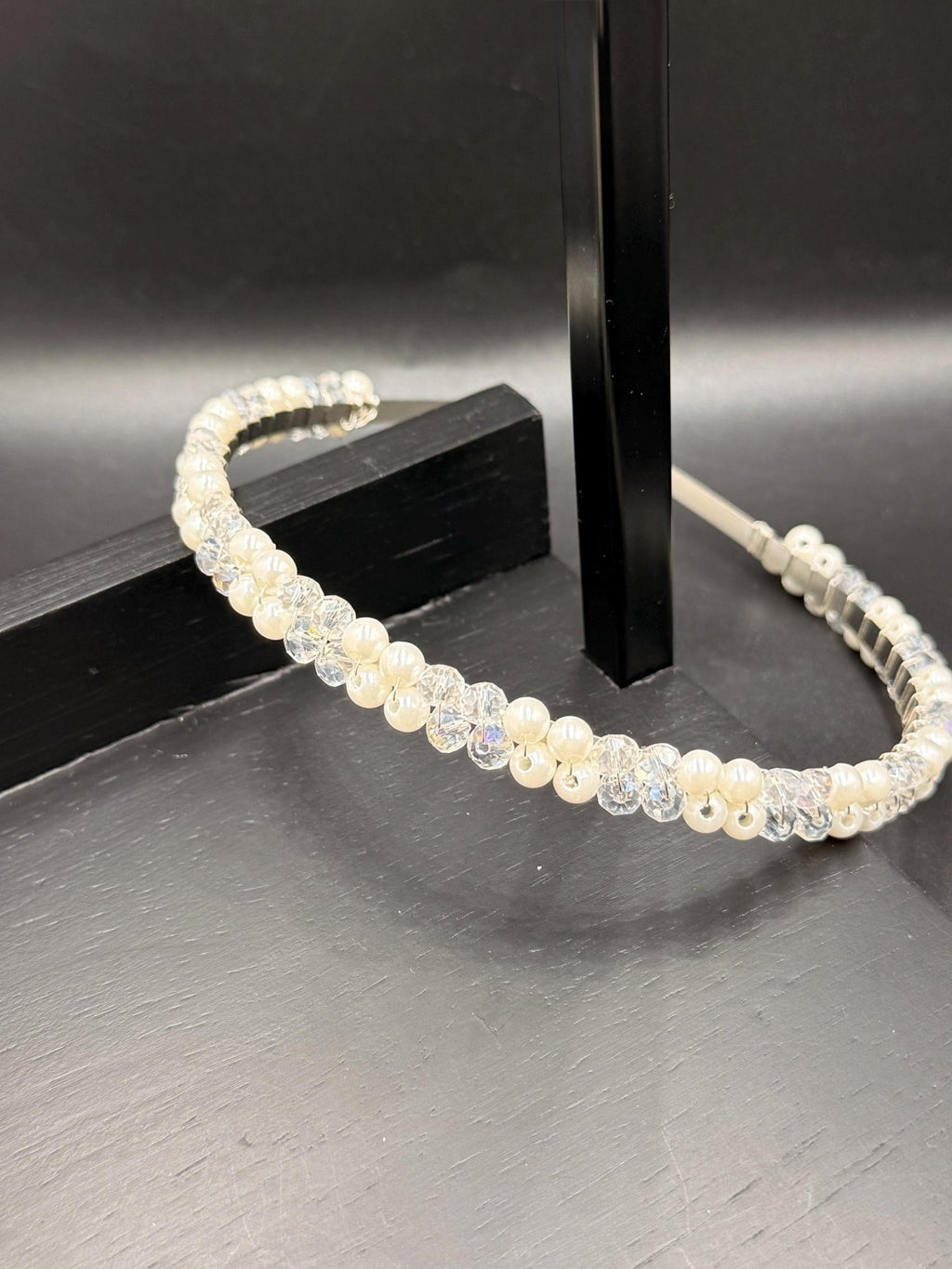 Handgemachter Haarreif mit hellblauen Kristallen – Zarter Haarschmuck für festliche Momente - AVYRAA BRIDAL