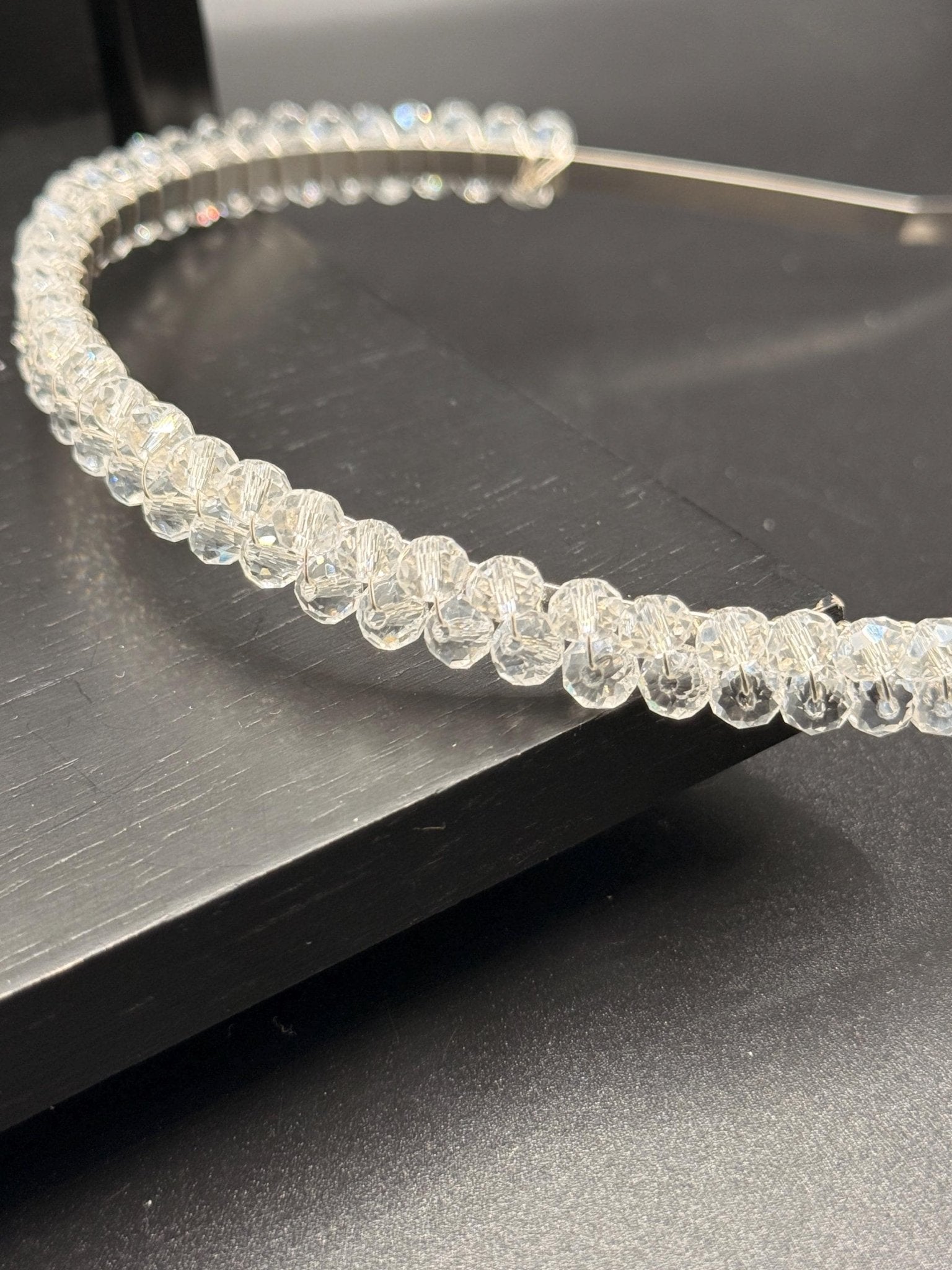 Handgemachter Haarreif mit hellblauen Kristallen – Zarter Haarschmuck für festliche Momente - AVYRAA BRIDAL