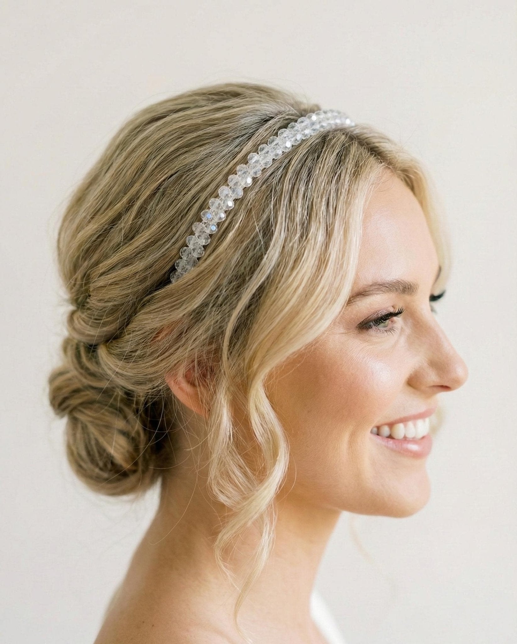 Handgemachter Haarreif mit hellblauen Kristallen – Zarter Haarschmuck für festliche Momente - AVYRAA BRIDAL
