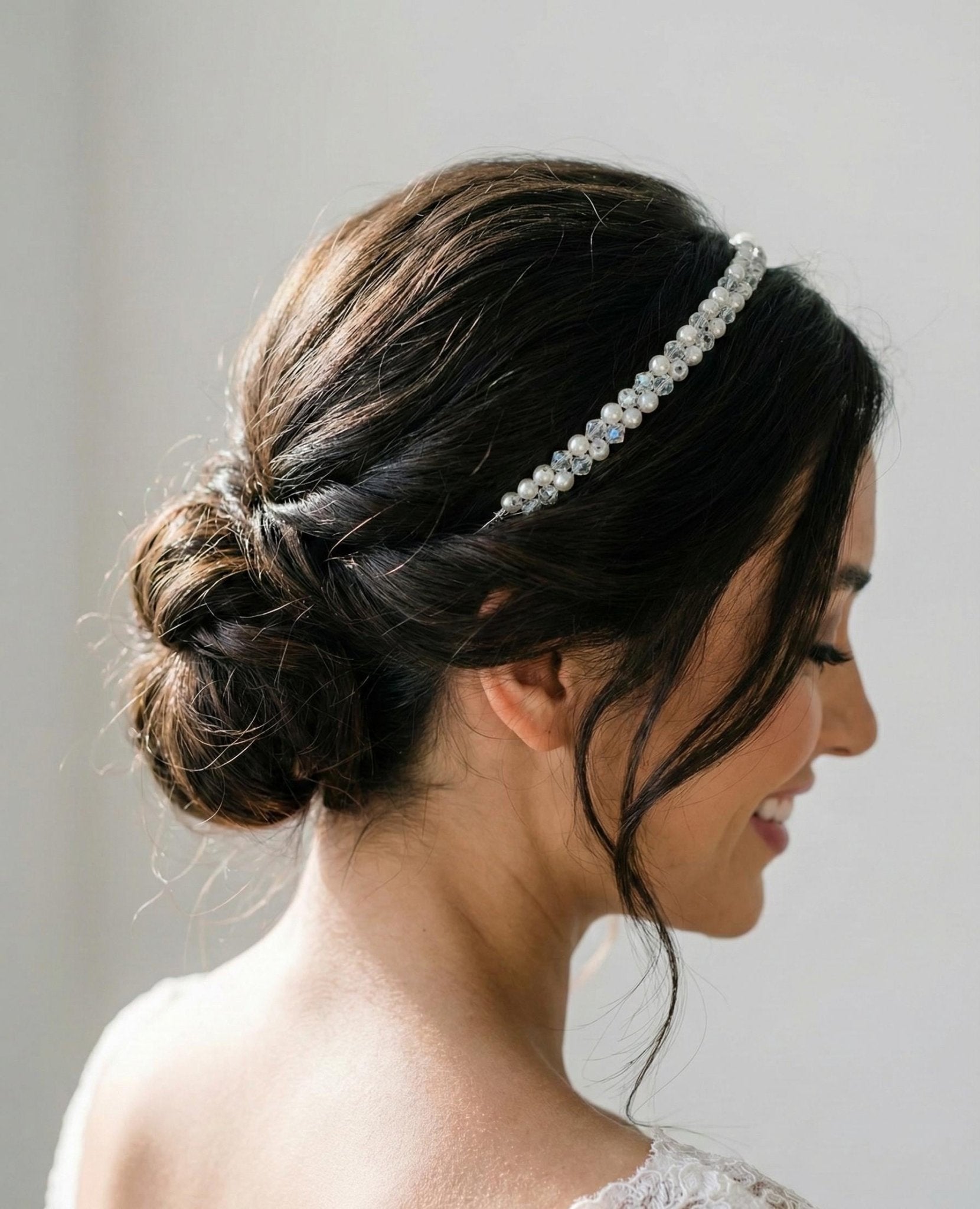Handgemachter Haarreif mit hellblauen Kristallen – Zarter Haarschmuck für festliche Momente - AVYRAA BRIDAL