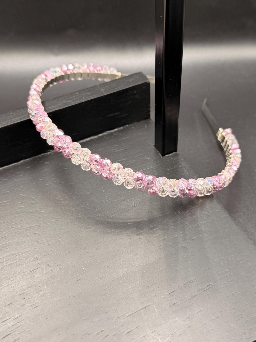 Handgemachtes Haarreif mit goldenen Kristallen – Eleganter Kopfschmuck für Hochzeit, Party & Events - AVYRAA BRIDAL