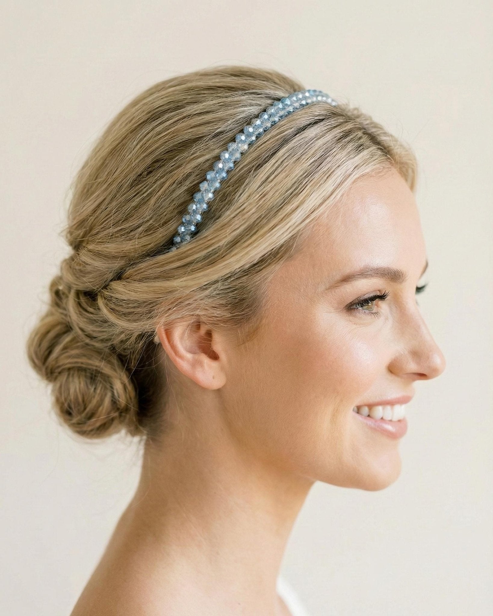 Handgemachtes Haarreif mit goldenen Kristallen – Eleganter Kopfschmuck für Hochzeit, Party & Events - AVYRAA BRIDAL