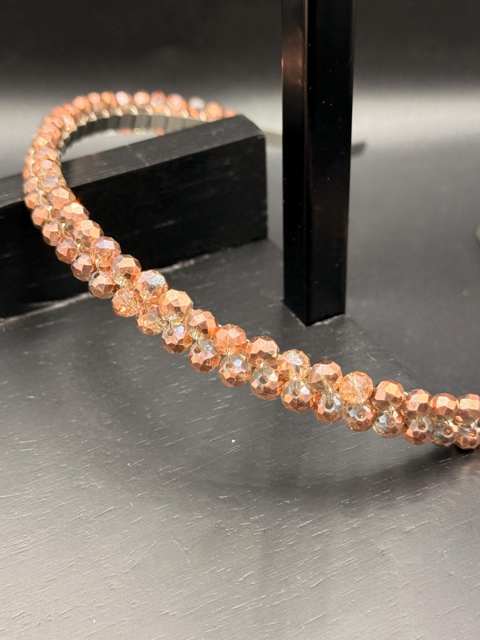 Handgemachtes Haarreif mit goldenen Kristallen – Eleganter Kopfschmuck für Hochzeit, Party & Events - AVYRAA BRIDAL